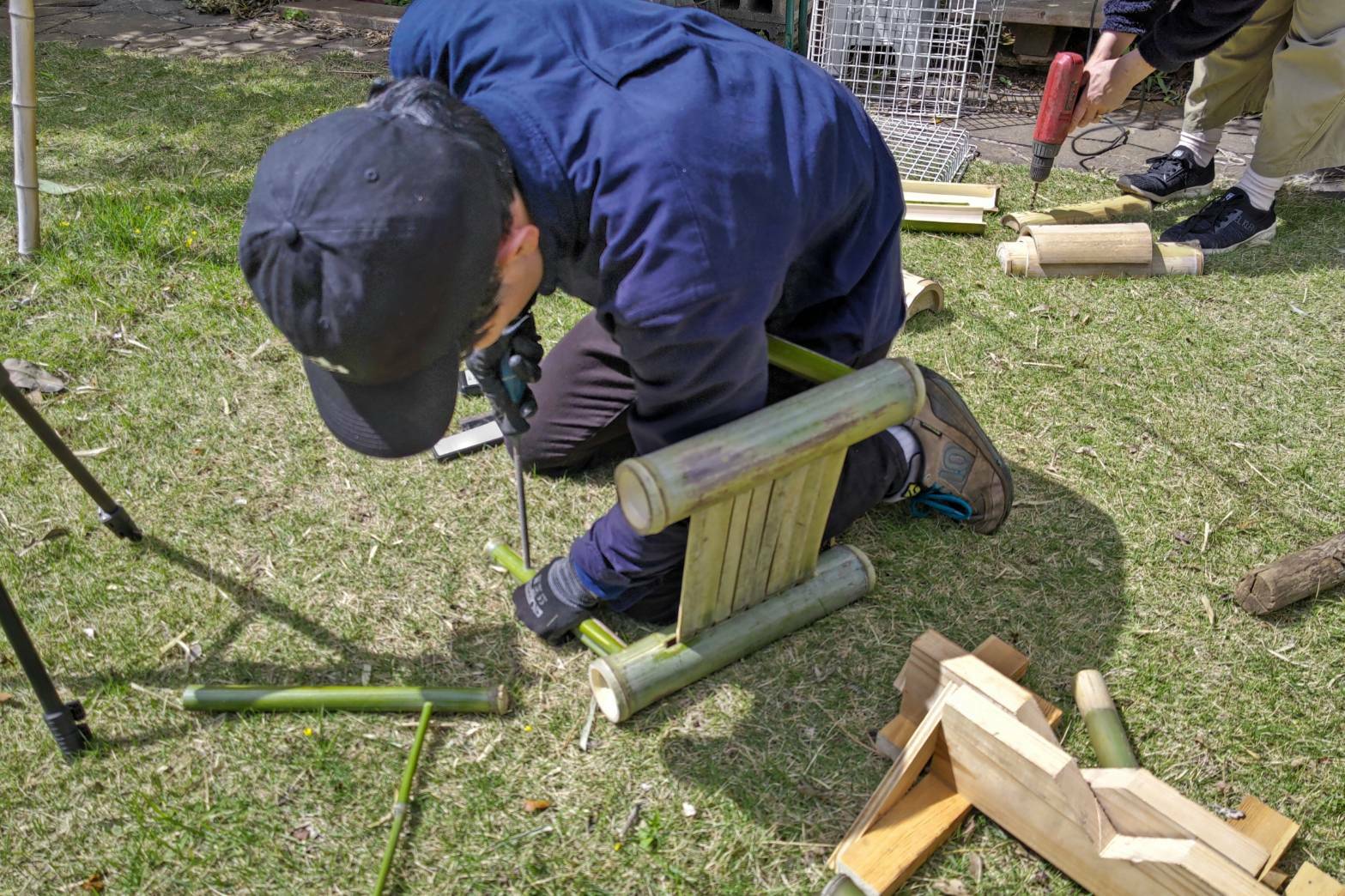 竹の看板を作ったり、椅子を作ったりしています。