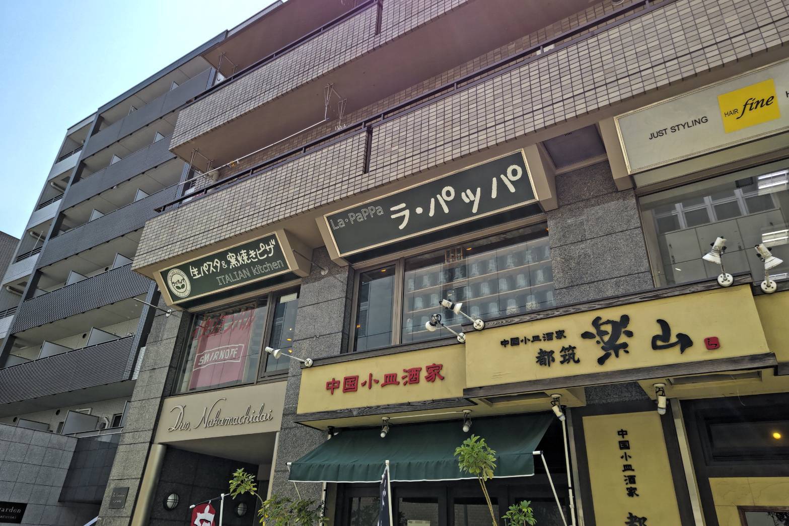 店舗は駅近く。ビルの2階にお店があります。