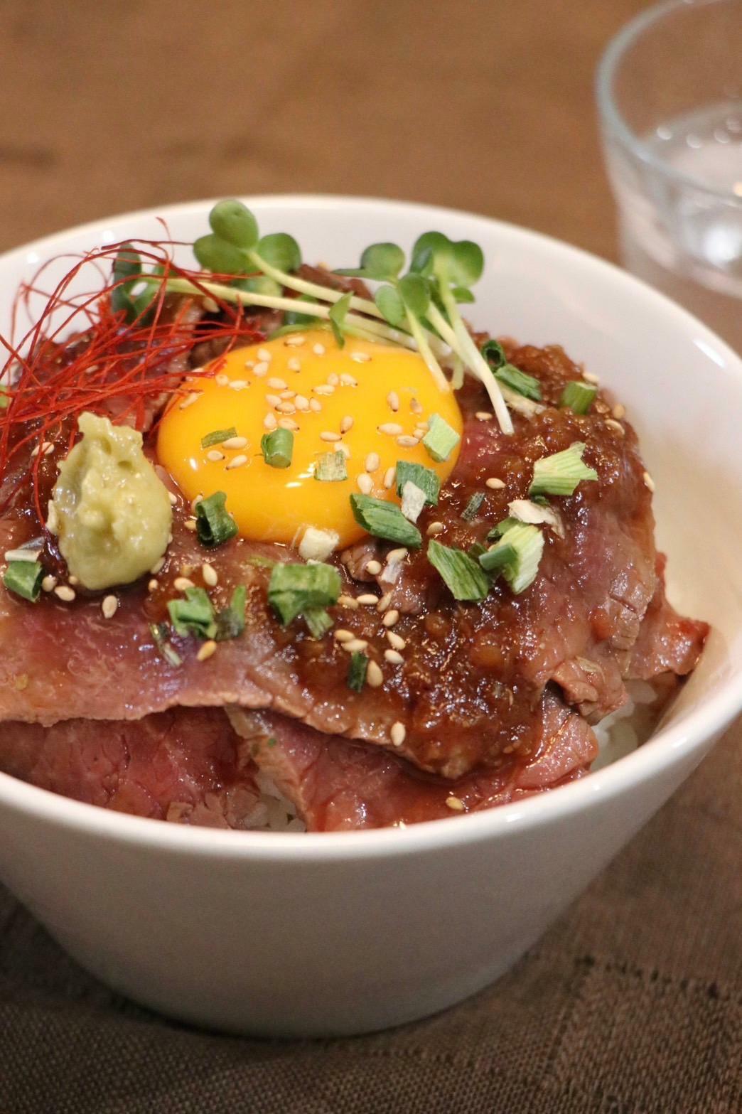 カレーやローストビーフ丼、ローストビーフカレーなどあります。