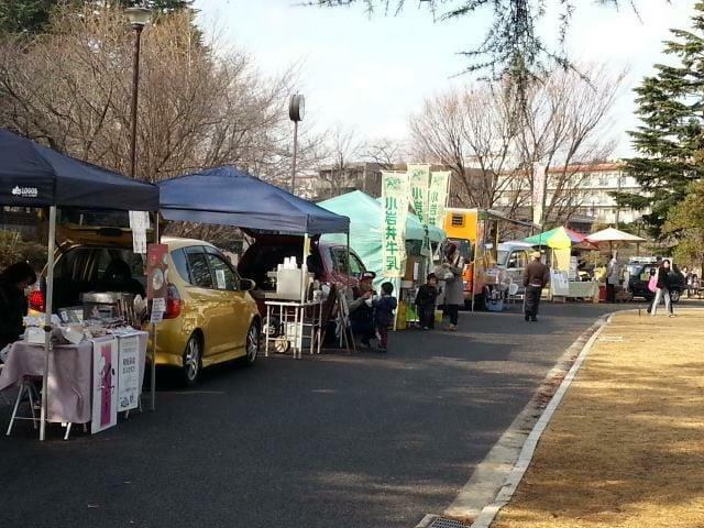 過去開催の軽トラ元気市の様子。お店がずらりと並びます。