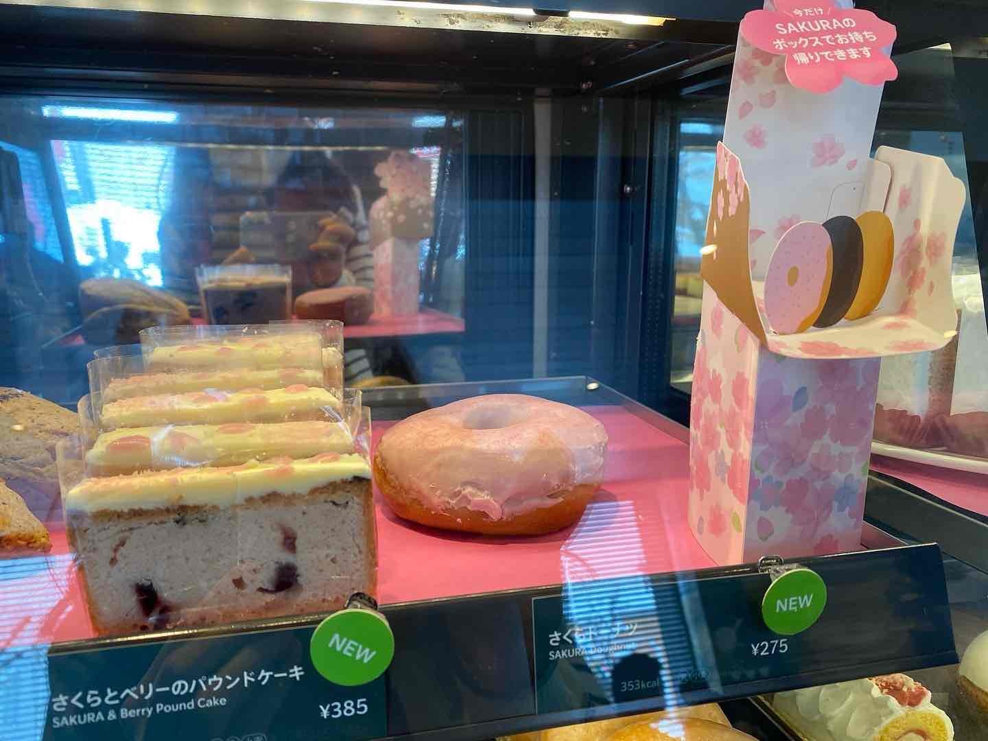 「さくらとベリーのパウンドケーキ」¥385(税込) / 「さくらドーナツ」¥275(税込)