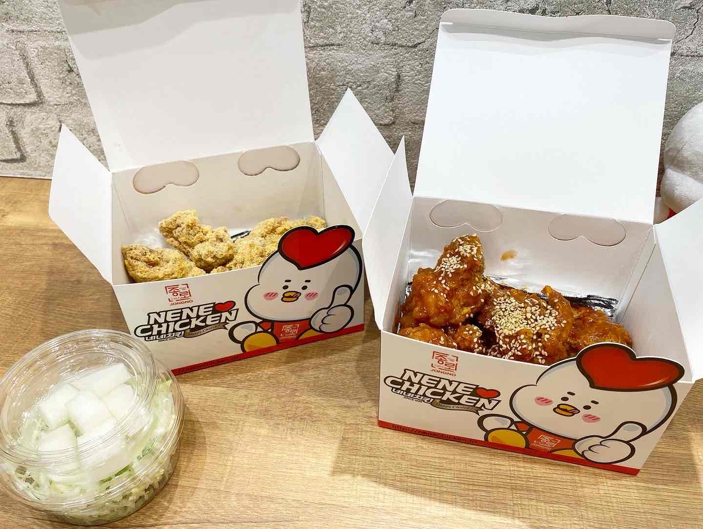 「ヤンニョムチキン」「スノーウィングチキン」のハーフと、韓国チキンに添えられる「チキンム(大根の漬物)」