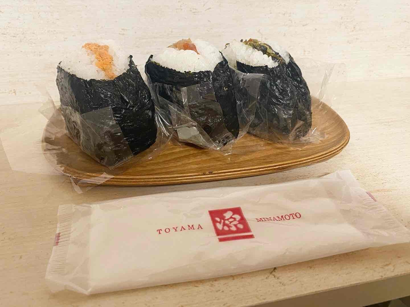 左から「紅鮭」¥160「福井梅」¥180「ピリ辛高菜」¥160(すべて税込み価格)