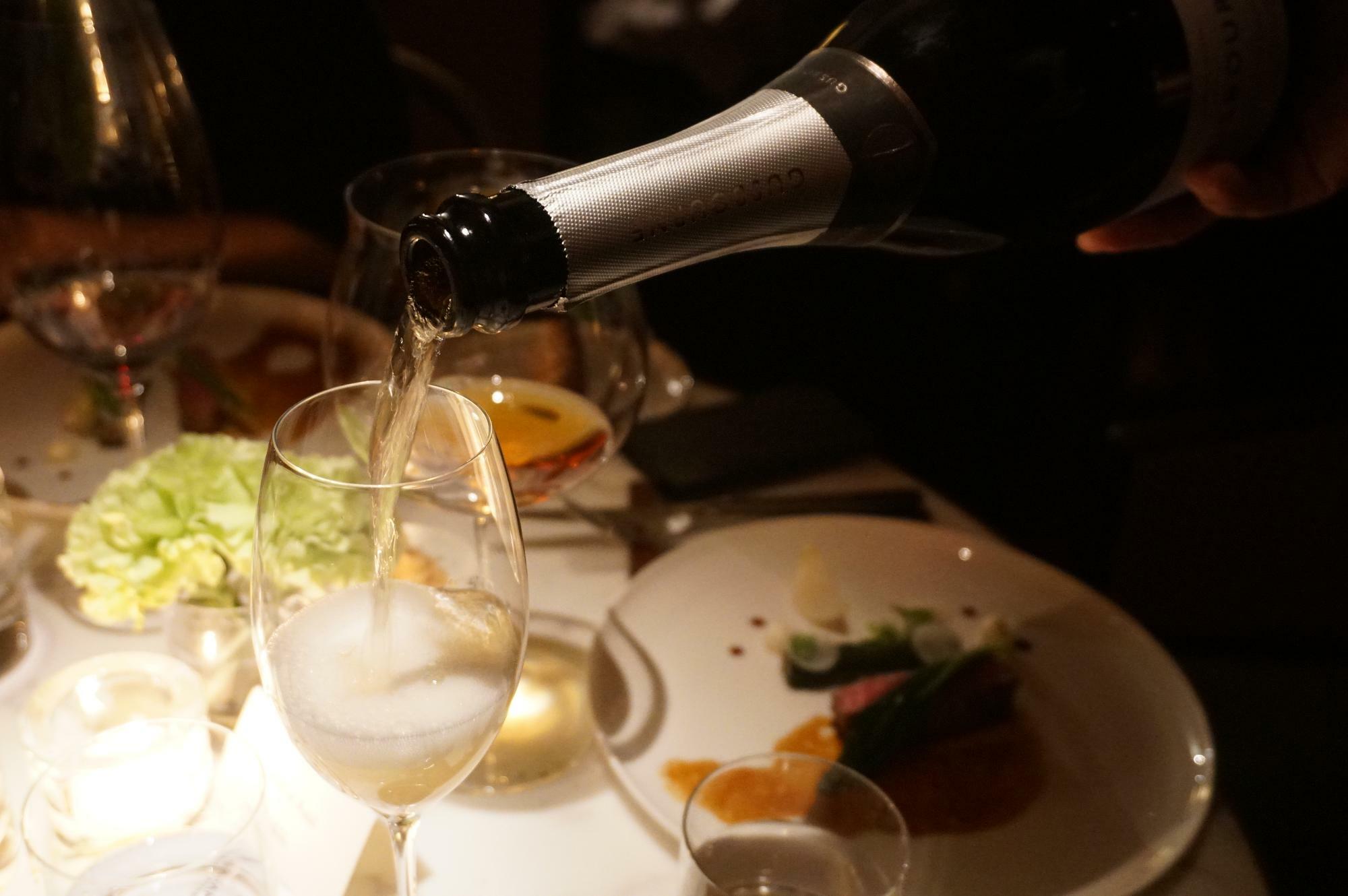 　　　　　　英国のスパークリングワインから始まり、日本酒を含む世界のお酒からペアリングがされていた。　　　　　　　これも多様性が魅力の　The Jade Room + Garden Terraceらしいスペシャルな体験