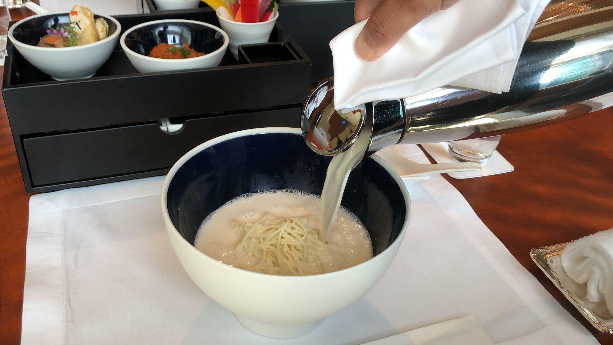 （C）Shie Iwasa　スープは室内でサーブ。特殊な調理法ゆえ、麺が固まることなく、かつのびにくい。なめらかでやさしいスープは全部飲み干したくなるおいしさ