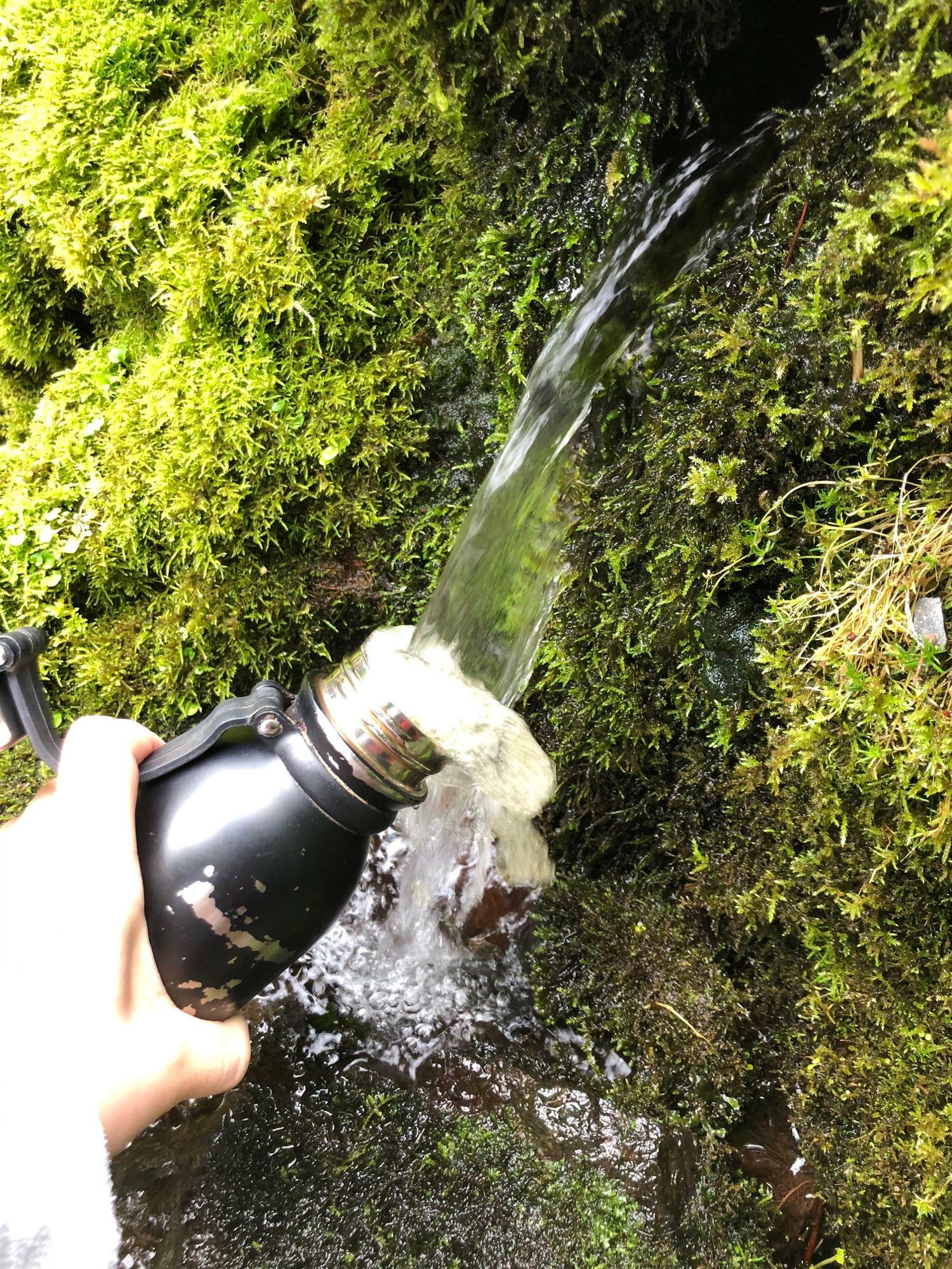 (C)Shie Iwasa 北海道・虻田郡のふきだし公園の湧水は、湧水口から汲んでそのまま飲めるクオリティで名水100選にも登録されている。日本には飲める湧水があちこちにあるので、ネットで調べてみよう