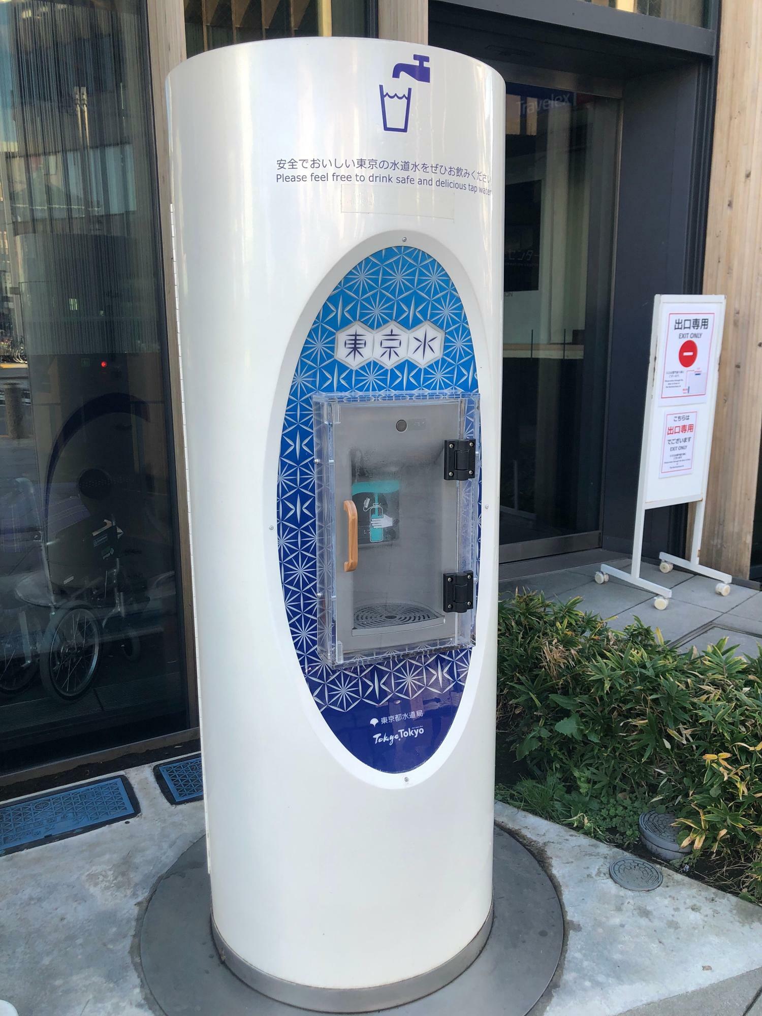 (c)Shie Iwasa 東京・浅草寺近くにある『Tokyowater Drinking Station』。ボトルに入れることを想定したデザインで、500CCのペットボトルでも入る高さがある