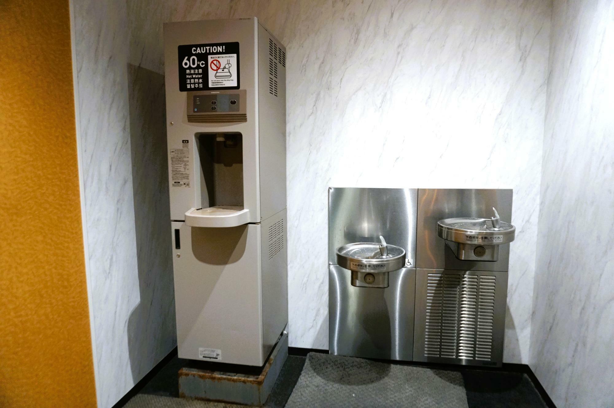 (C)Shie Iwasa 成田空港第二ターミナルのセキュリティゾーン内にあるエクセルシオールカフェ奥に設置されたサーバー。60度のお湯が出るタイプは新しい（以前はベビールームにしかなかった）