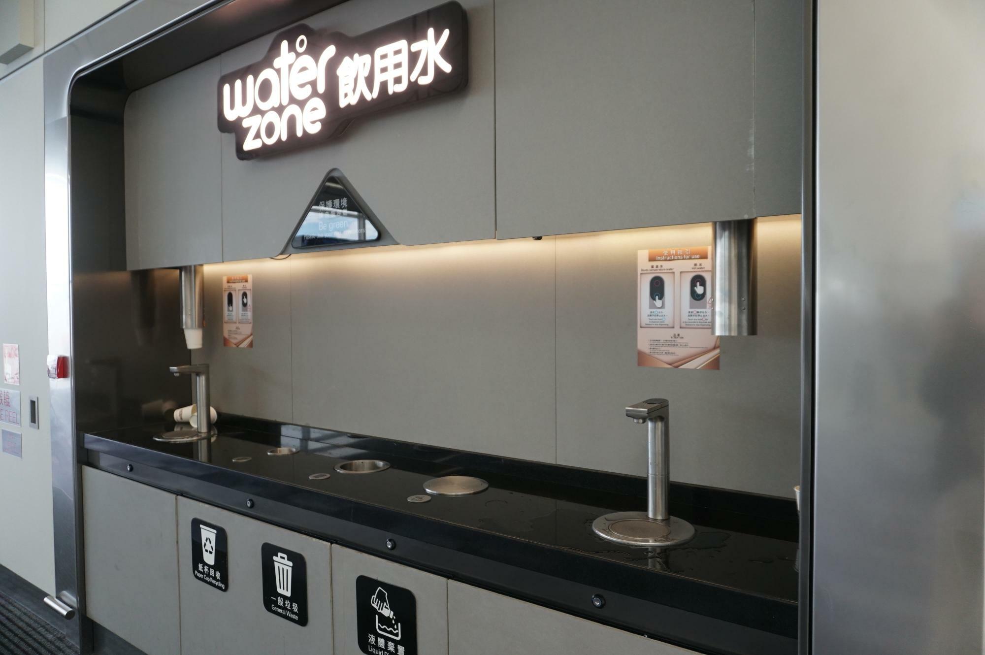 (C)Shie Iwasa 香港国際空港では到着・出国双方にサーバーあり（写真は出発ゲート付近）。常温もしくはお湯というチョイスは、健康意識の高い中華系の人々らしい。紙コップもついていて、親切
