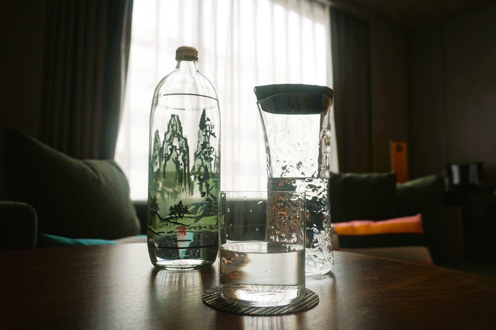 (C)Shie Iwasa プレミアムホテル『Voco大阪セントラル』ではボトル入りの自然水を室内にサービス。飲料水のサーバーが各階にあり、リフィルすればペットボトルを買う必要はない