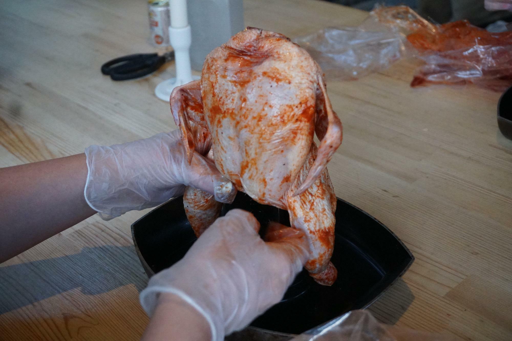 （C）Shie Iwasa　お食事セットは鶏肉を丸ごと1羽。ギアを使い、自分で調理することが前提のワイルドな設定。一人前のメニューはないものの、このオリジナル丸鶏は食べてみたい！