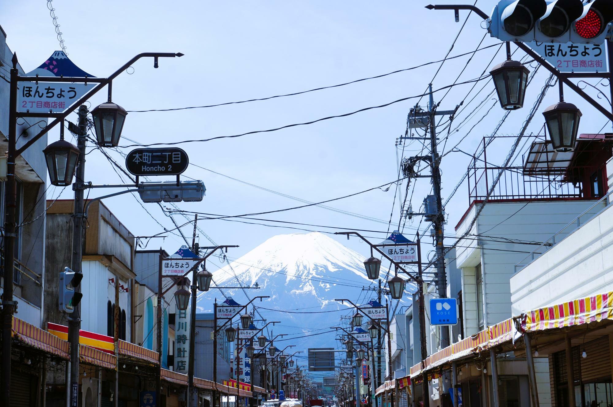 （C）Shie Iwasa　昭和レトロな商店街の向こうにそびえる富士山の絶景。海外インスタグラマーもこのショットのためだけに富士吉田にやってくるほどの人気スポットだが、日帰りではもったいない！