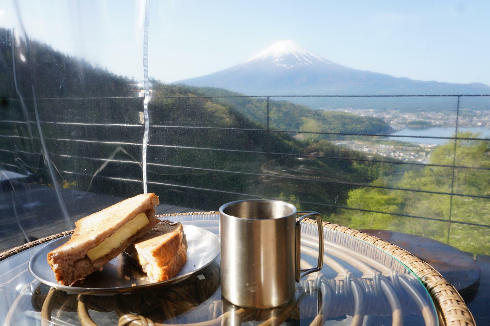 （C）Shie Iwasa　天才的な焼き加減のハニーチーズトーストとコーヒー。この絶景のもと、朝から感無量の満足感で幸福度マックス