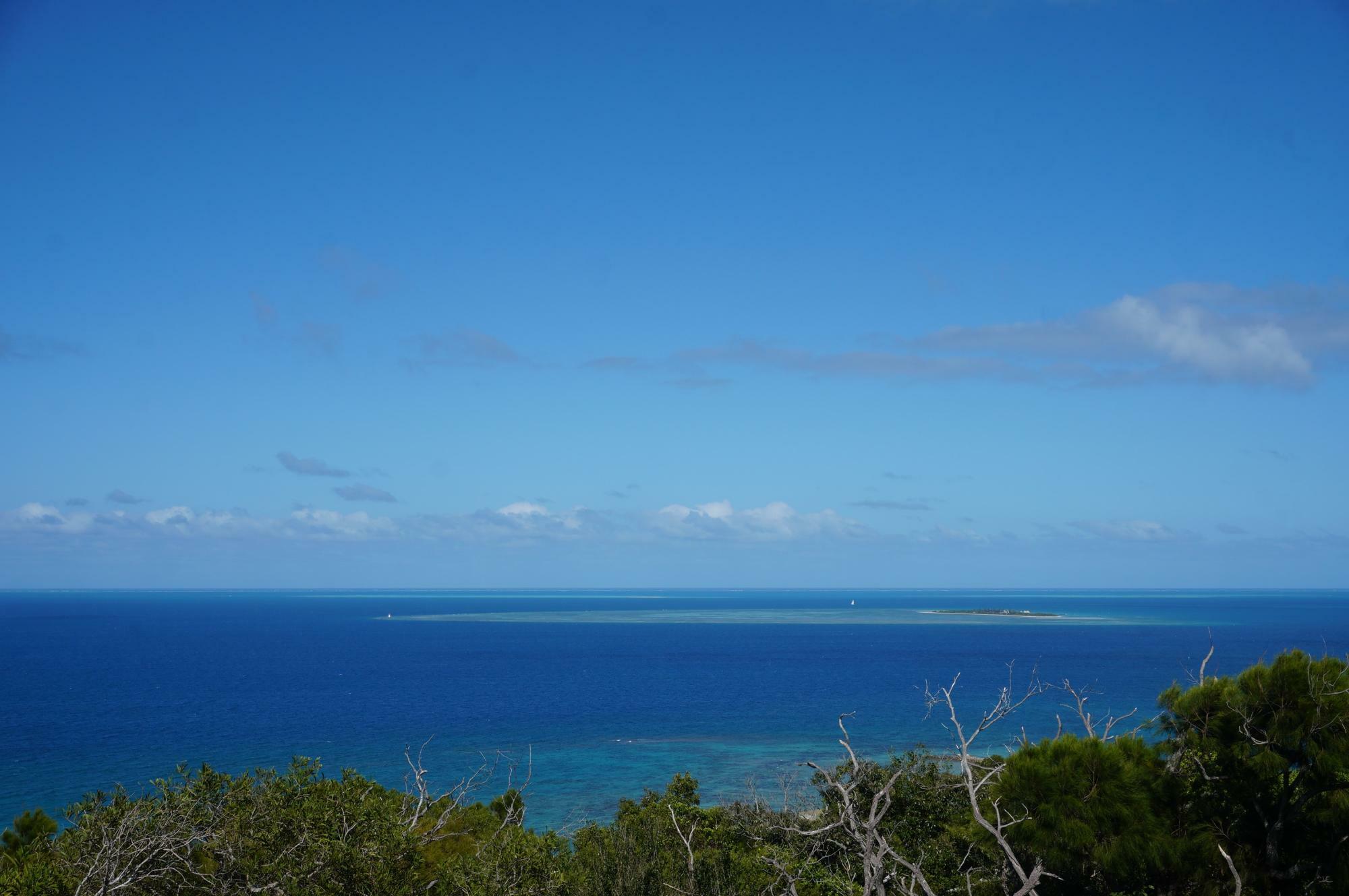 オーストラリアとニュージーランドの中間あたりに位置。首都ヌメア南部のウェントロの丘からは天気がよければグレートバリアリーフも見えるそう。ちなみに、ニューカレドニアのサンゴ礁も世界遺産に登録されている