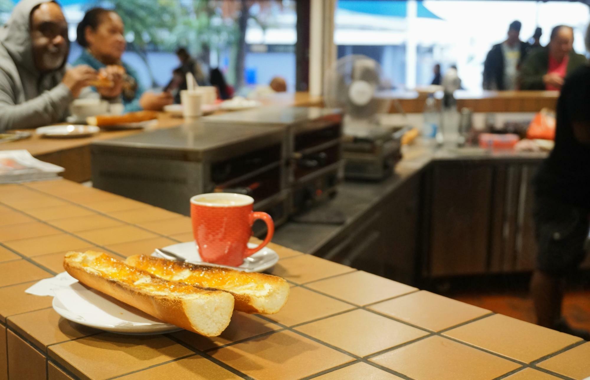 ヌメアの朝市のカフェではトーストしたバゲットをカフェオレとともに。クロックムッシュなどフランスの定番朝ごはんメニューが並ぶ