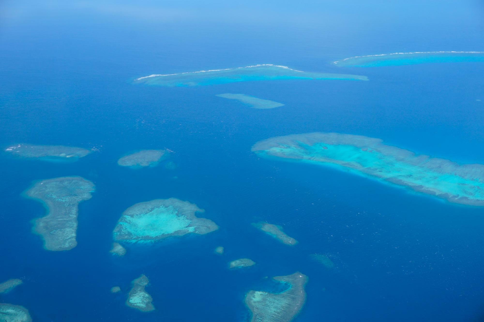 イルデパンへの機窓からの景色。たくさんのラグーンがあり、すでに島への期待値爆上がり。ニューカレドニアのサンゴ礁は世界サンゴ礁ランキング（そんなのあるのか）でも常に上位をキープしているとか