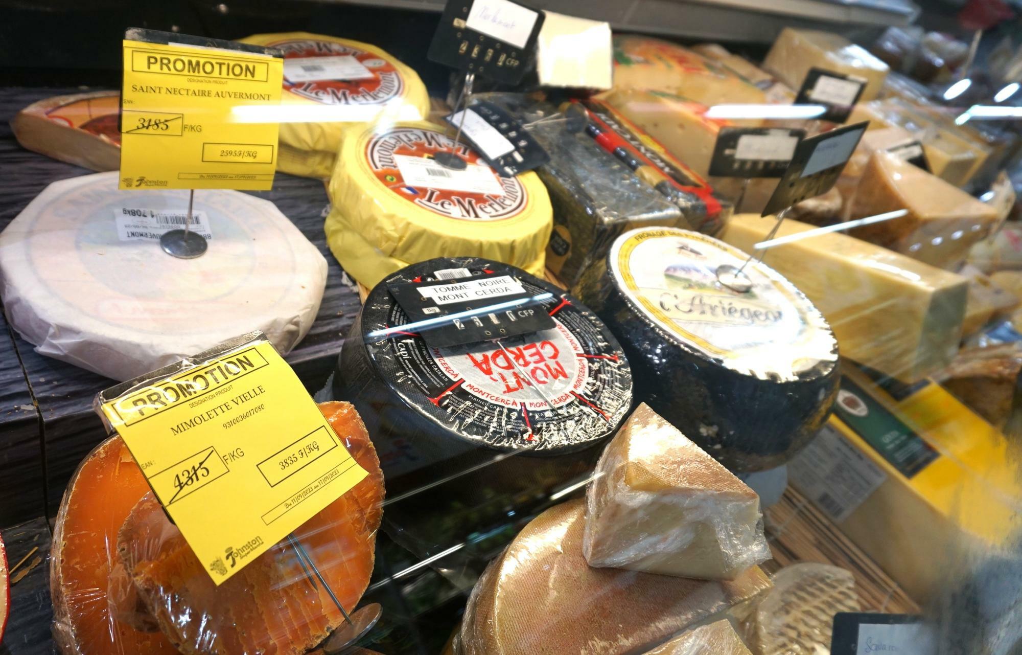 スーパーマーケットではチーズの品ぞろえがすごい！ 日本では専門店でないとお目にかかれないようなレアなものもあり、さすが。乳製品は日本に持ち込みOKなので、最終日にヌメアで買うのがおすすめ