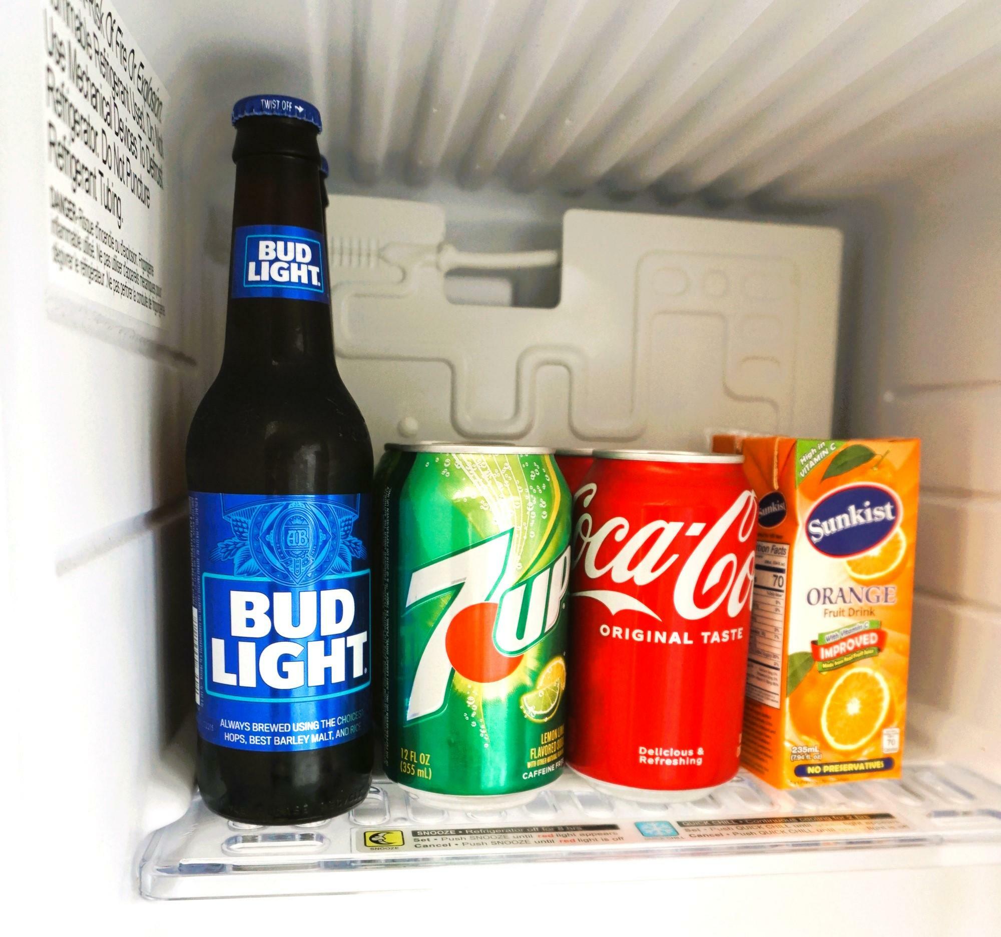 ビールやソフトドリンクが入ったホテルの冷蔵庫。グアムのリーガロイヤルでは冷蔵庫内の飲み物はすべて無料だが、リフィル（補充）を希望する場合は有料になるシステムだった（昨年2月滞在時）