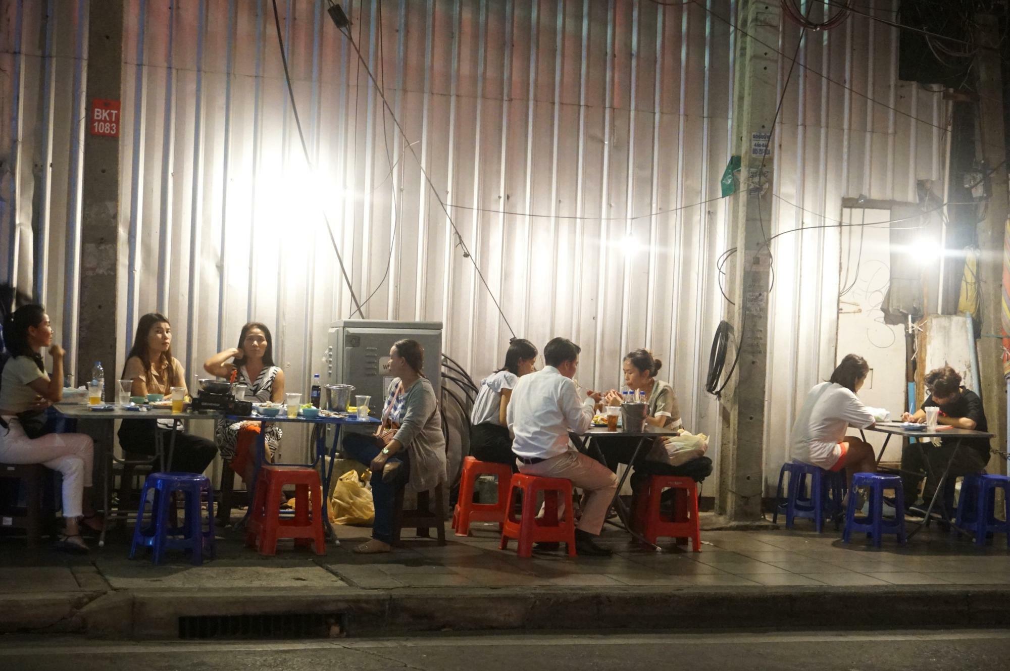 バンコクの屋台ではお酒を販売していないところが多い。とはいえ、飲食店では隣のお店からビールだけ出前、のようなユルさを目撃することがけっこう多い