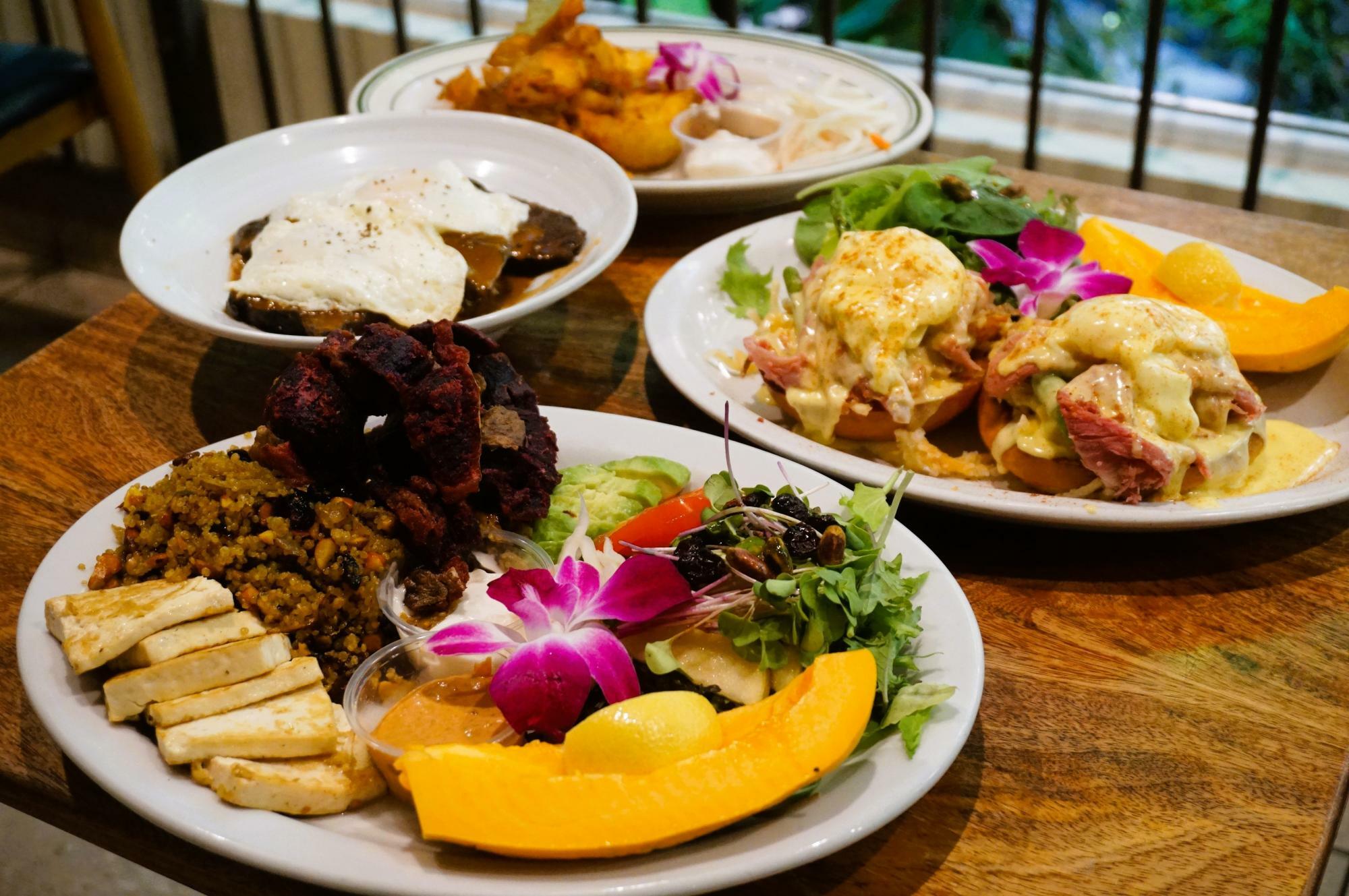 こちらもやっぱりハワイ盛り。ヴィーガン向けのVegan Curried Quinoa Plate（写真手前左24.95USD）は動物性の食材を一切使用していないので、お腹いっぱい食べても罪悪感なし！