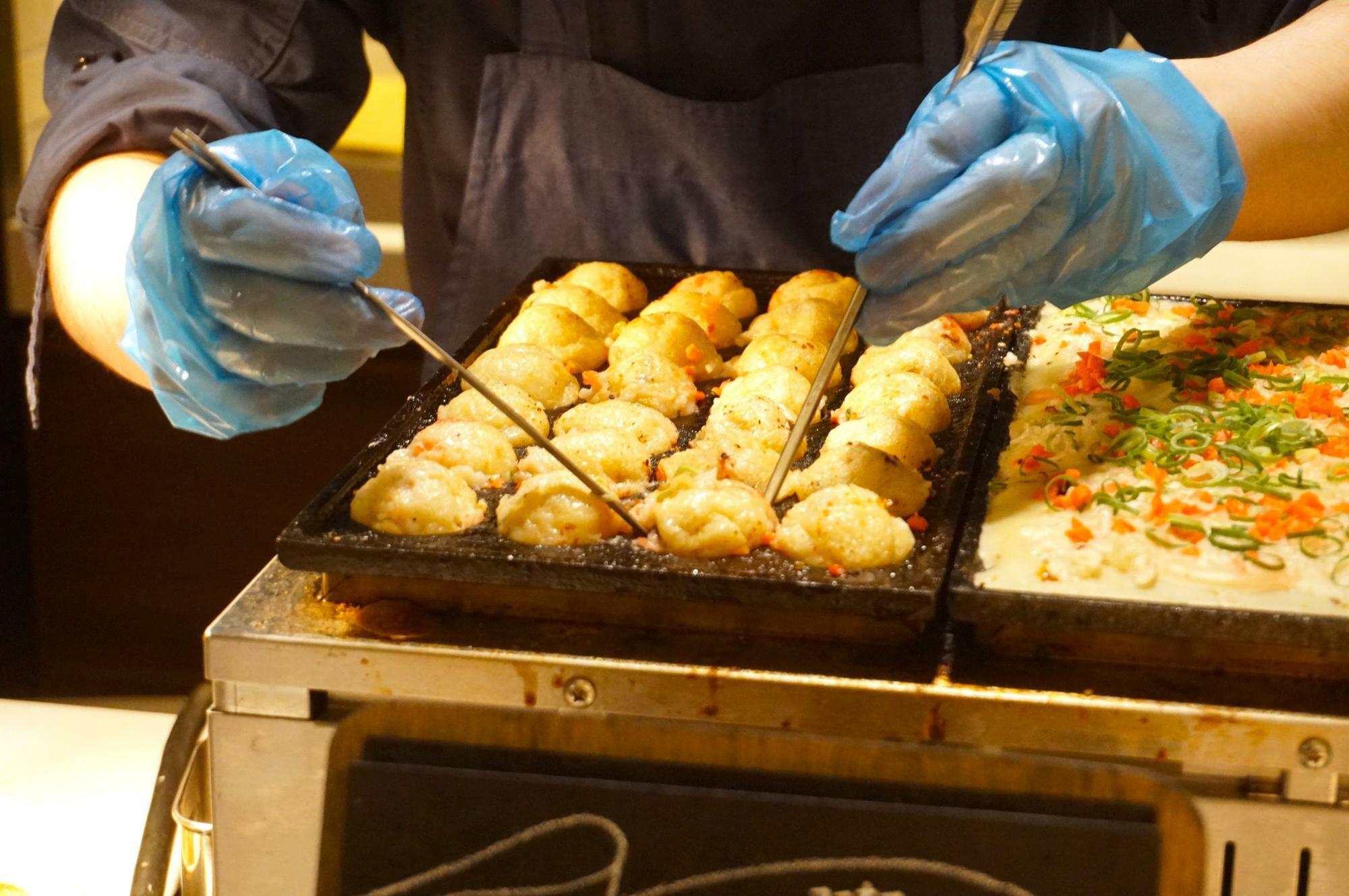 ビュッフェには大阪らしくタコ焼きも。ソースを4種類から選べるこだわりぶり。朝は串揚げやかすうどんがあり、大阪の味を楽しめる