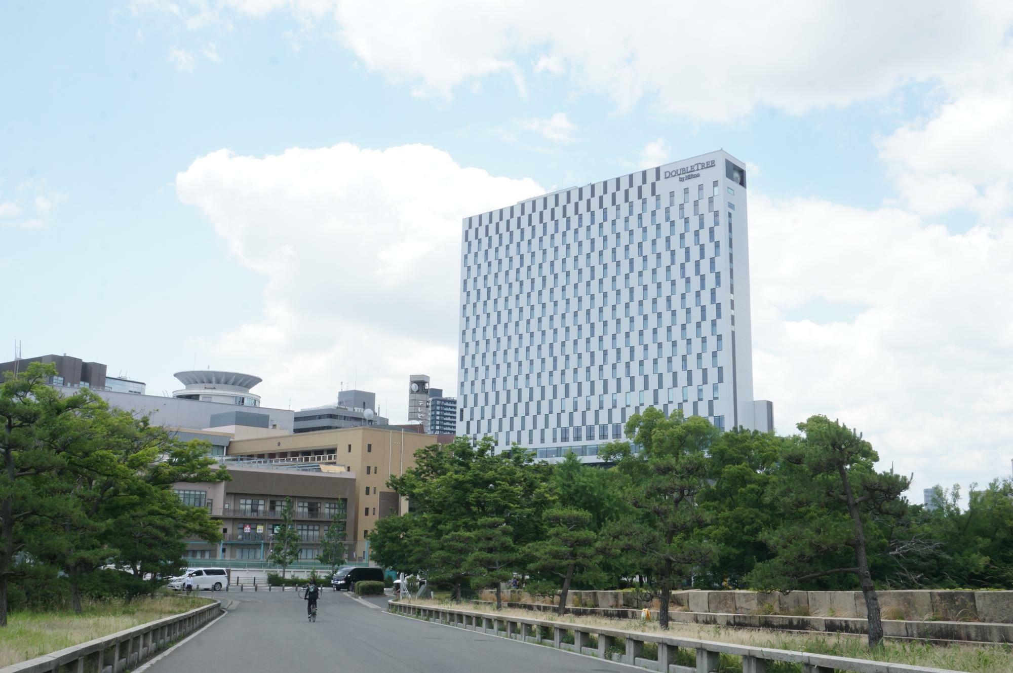 天満橋の駅から徒歩5分ほど。以前はオフィスビルだったという建物で、下層階にはテレビ大阪が入居。オフィス感はすっかりなくなってラグジュアリーなイメージに