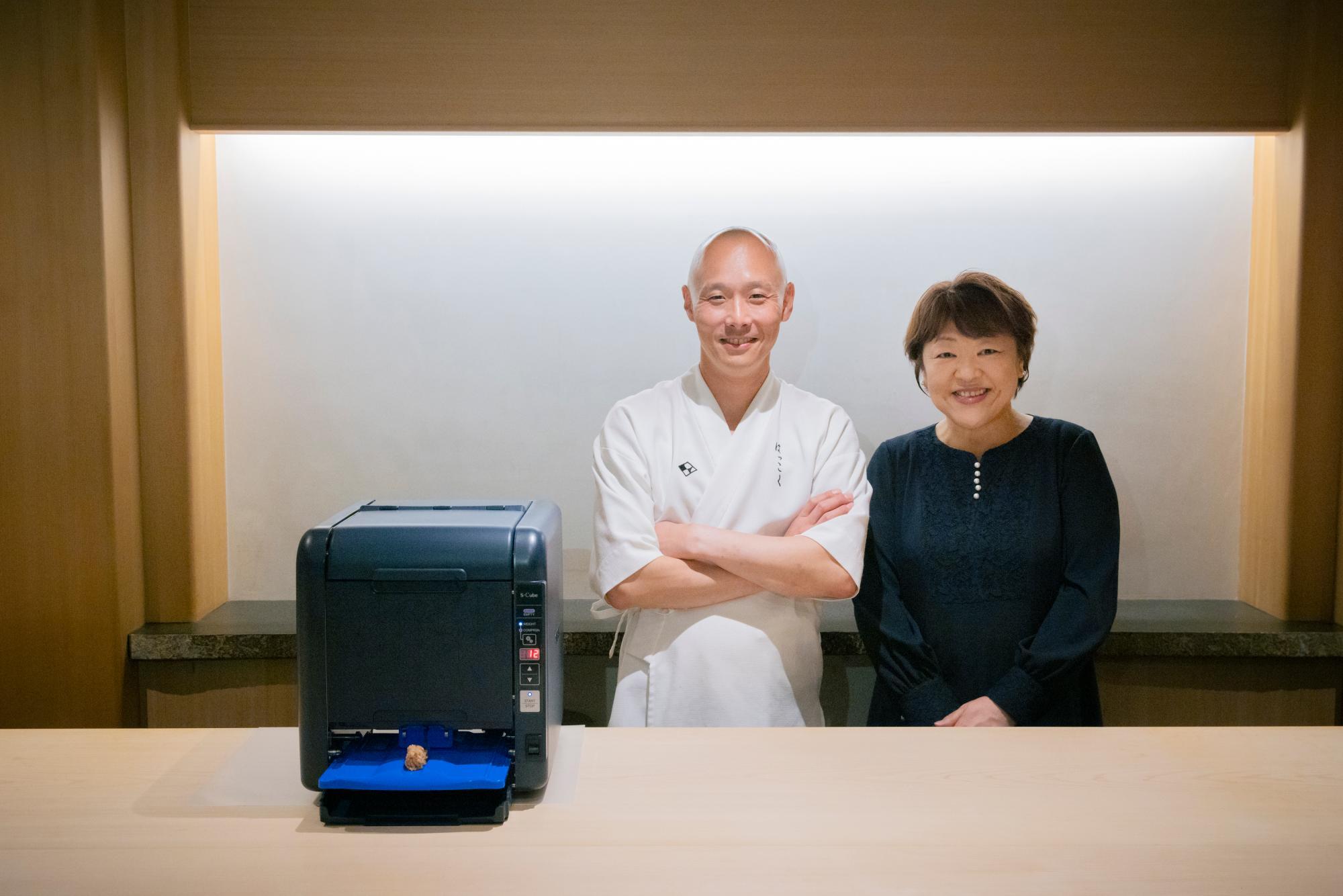 すし職人・佐藤博之氏は柔軟な考え方ですしの未来を見据える。鈴茂器工（代表・鈴木美奈子氏（右））の寿司ロボットにも大きな期待を寄せている