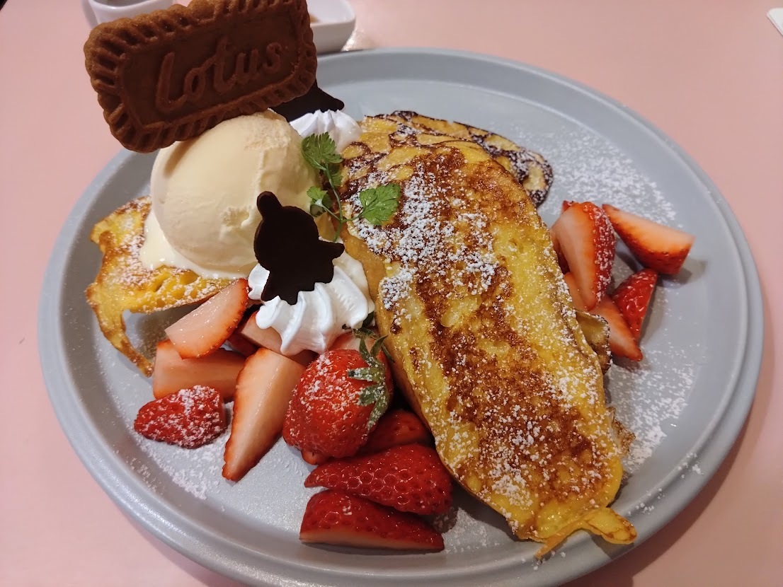 季節メニュー「いちごのフレンチトースト」１ドリンク＋らぼっとふれあい付きで2500円