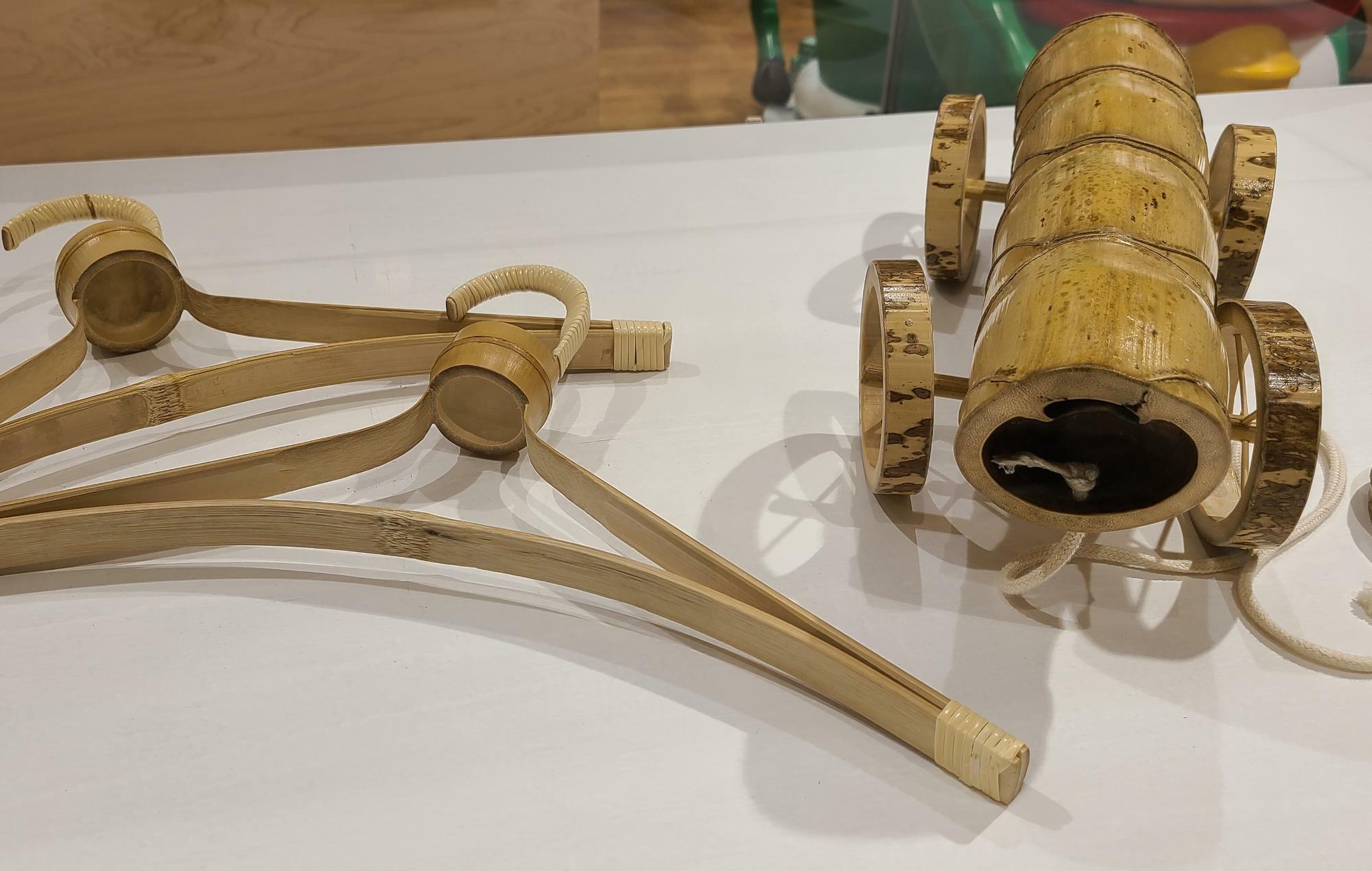 京銘竹の白竹で作られた竹製のハンガー　亀甲竹の車玩具