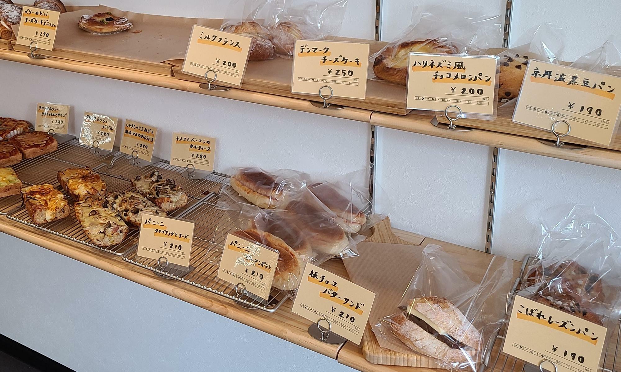 市内各店舗から集められた美味しいパン