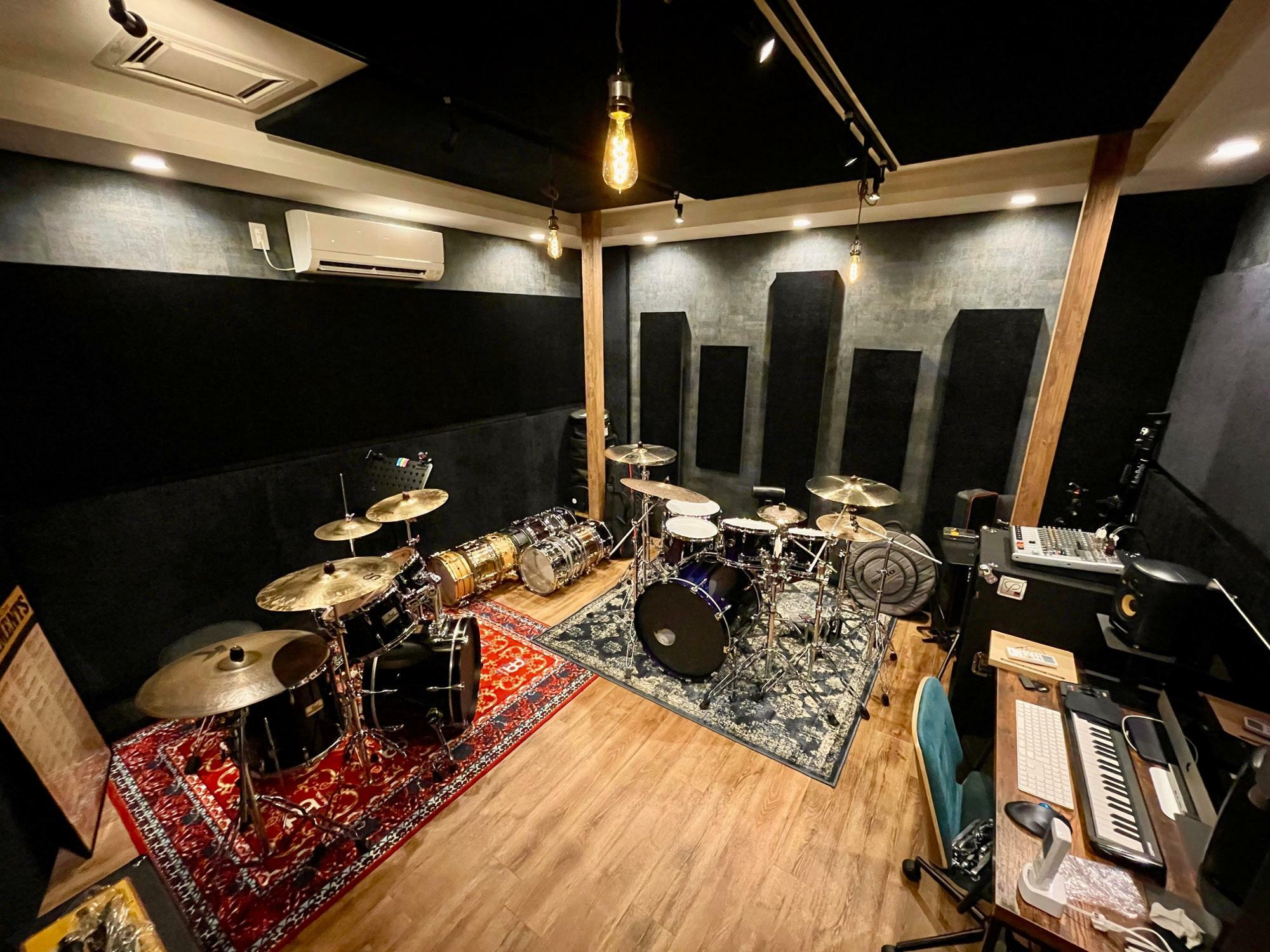 2台のドラムセットが並ぶスタジオ