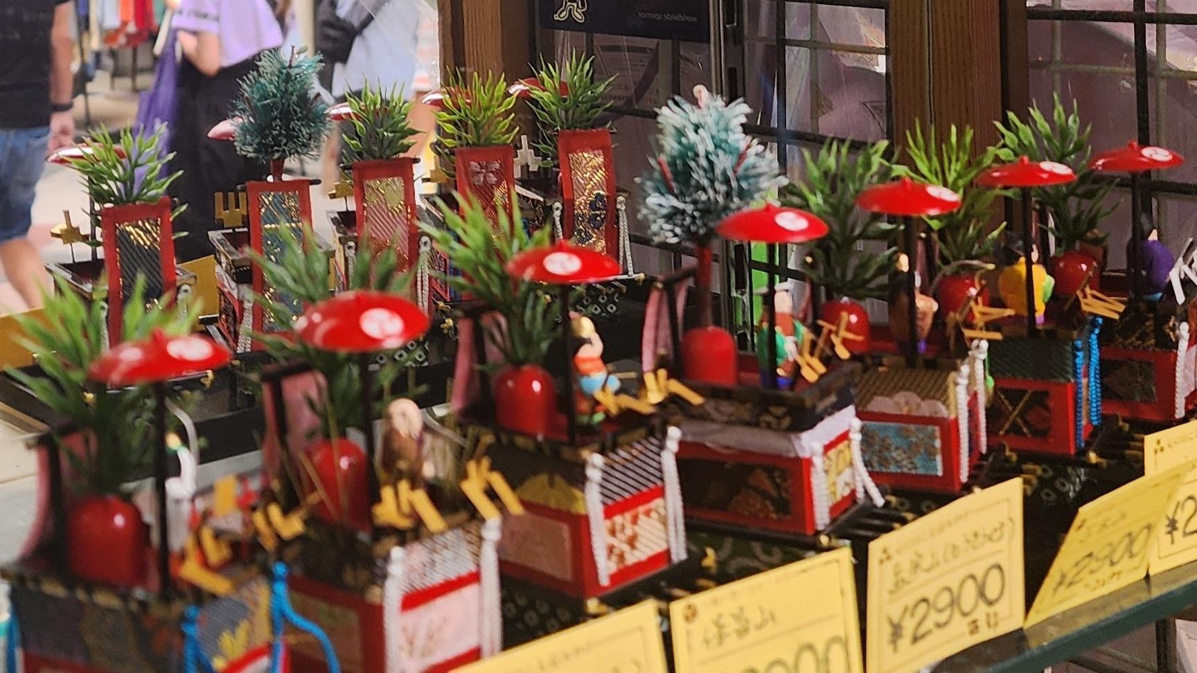 京都市中京区】新京極商店街のみやげ物店で山鉾のミニチュアが 京都市中京区】新京極商店街のみやげ物店で山鉾のミニチュアが