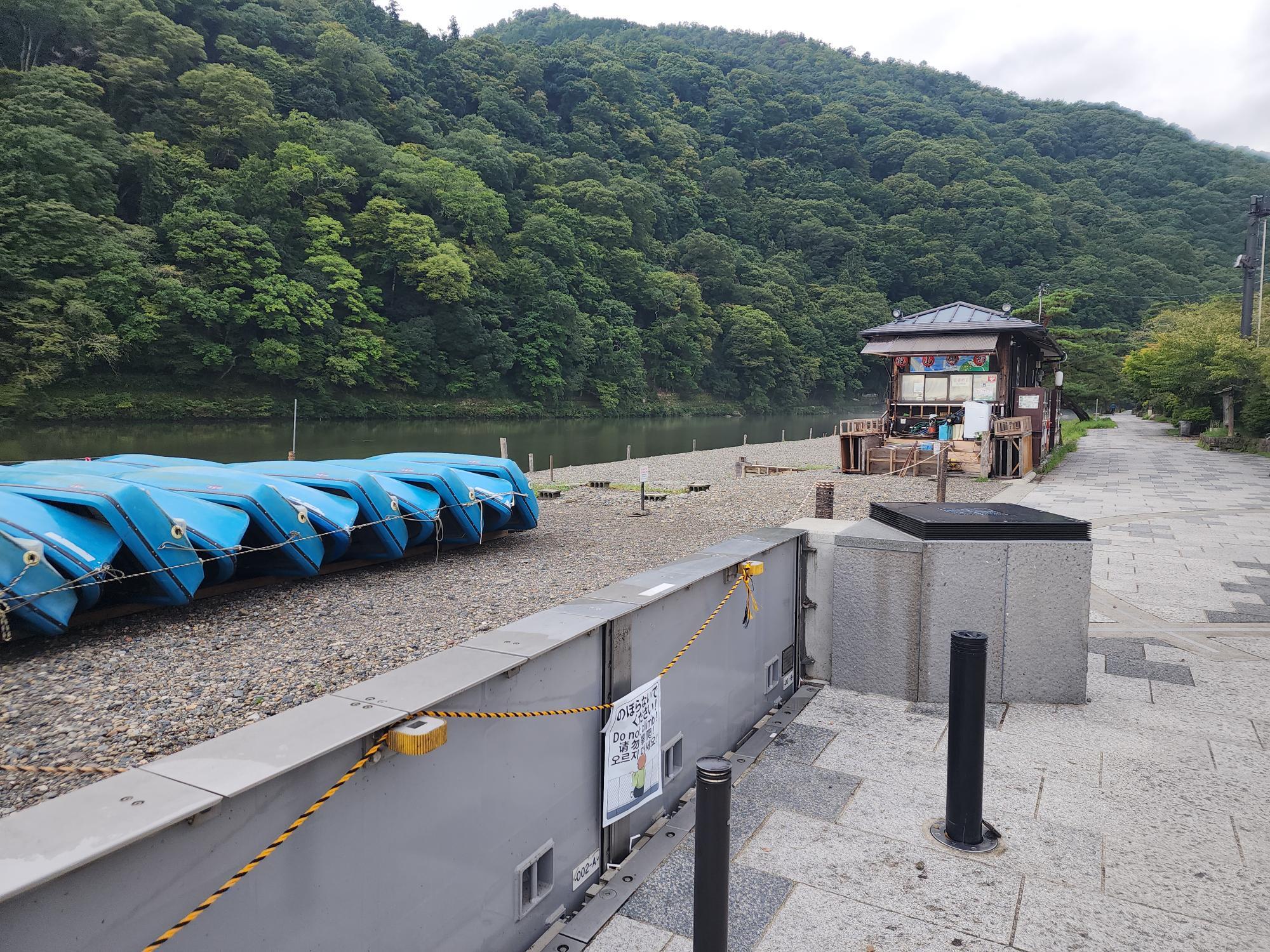 京都市】迷走台風10号に備え大堰川で止水壁可動 阪急電鉄や