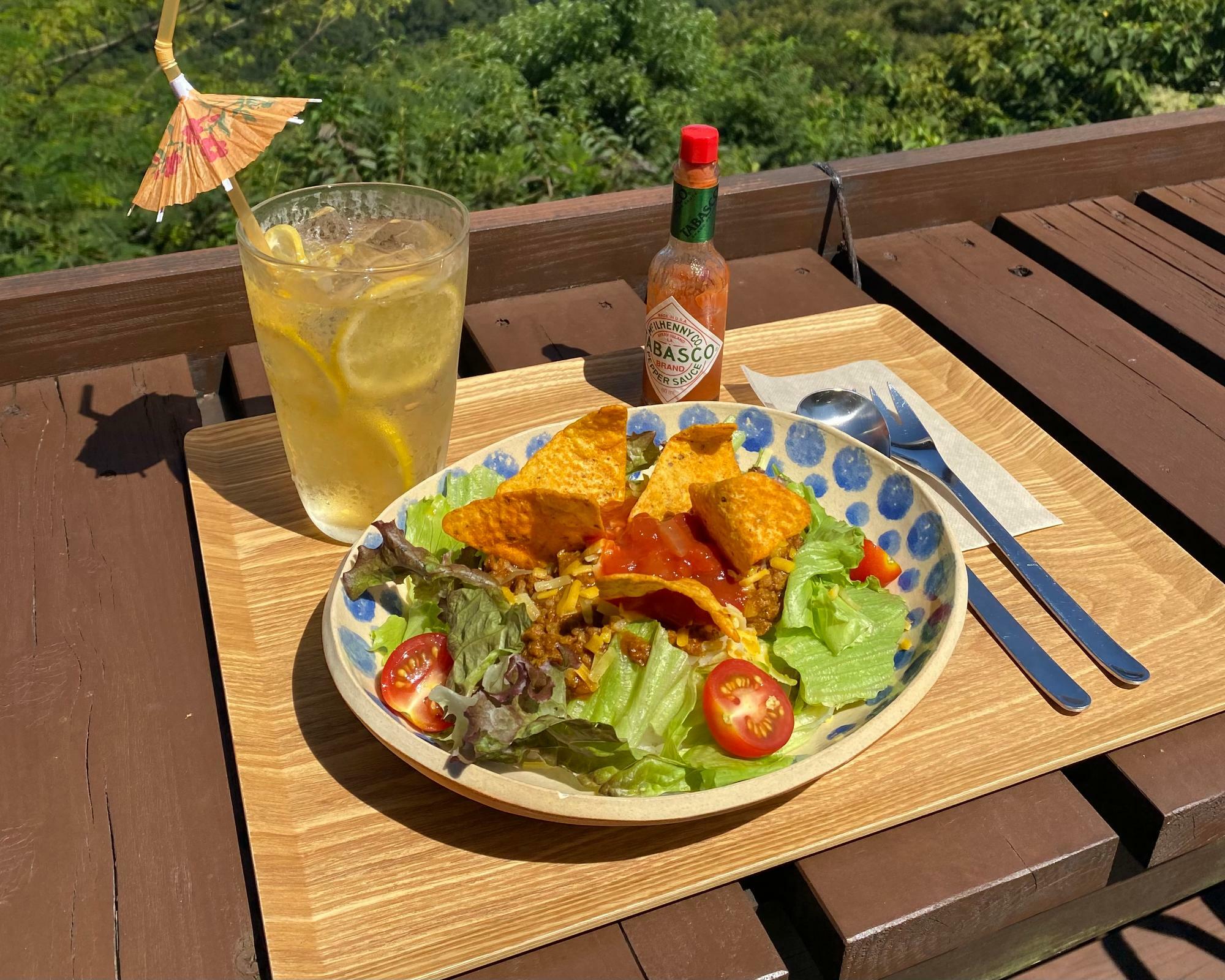 タコライス1,100円・レモネード700円（飲み物との注文で平日割引300円。合計1,500円）