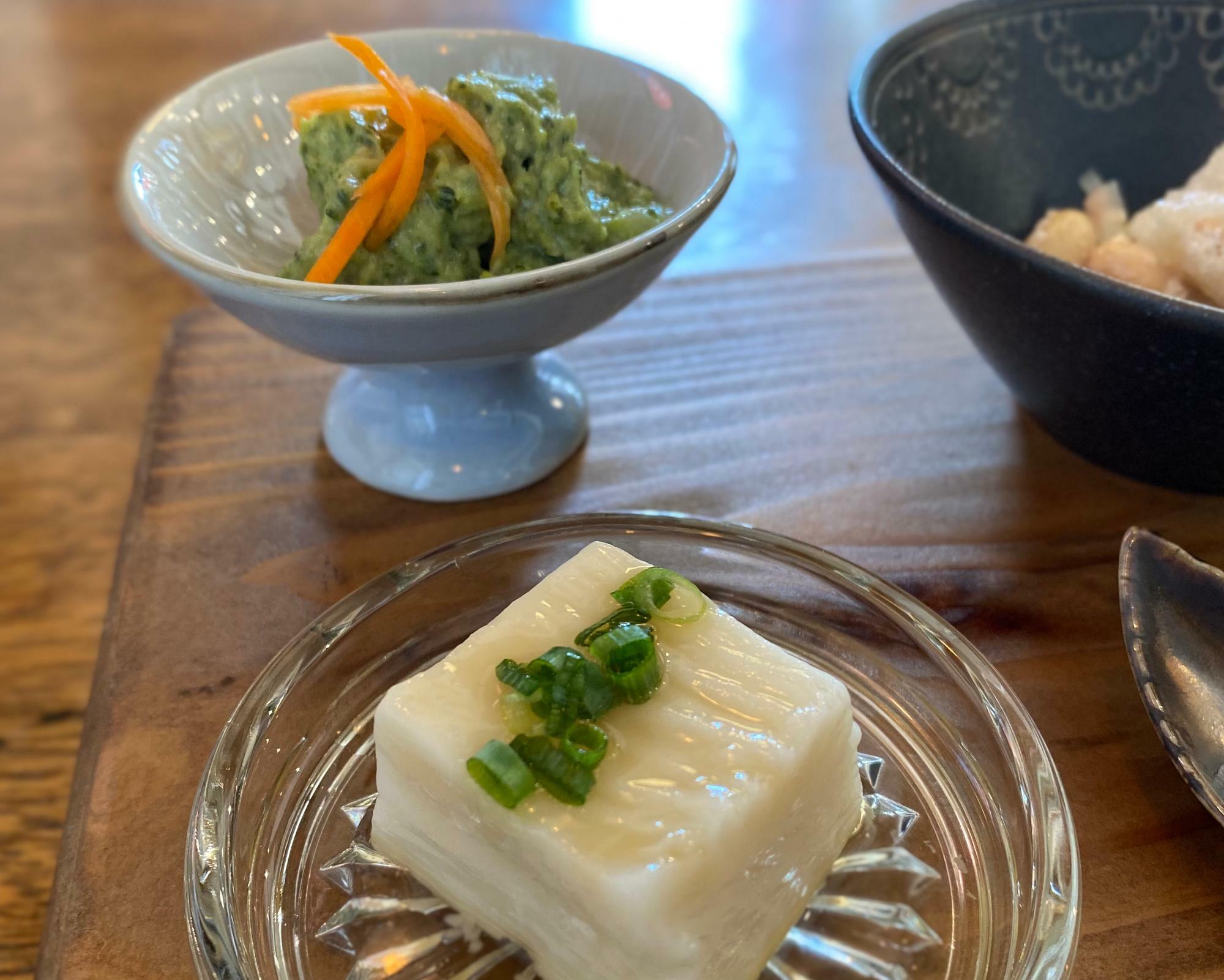 小海老とブロッコリーのガーリックマヨ・胡麻豆腐