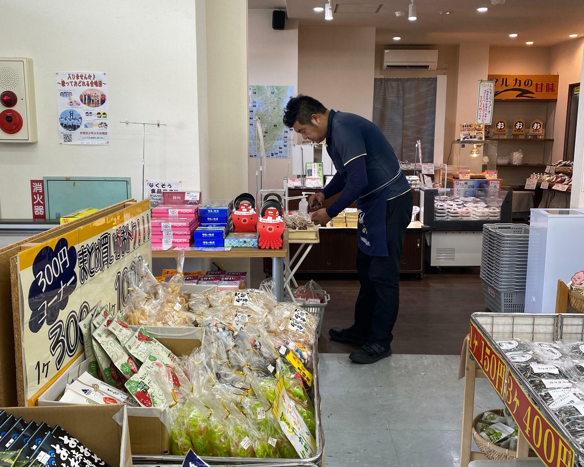 この日は、自ら店頭に立ち接客をする姿が見られました。「かずさや観光物産株式会社」代表取締役の加藤さん