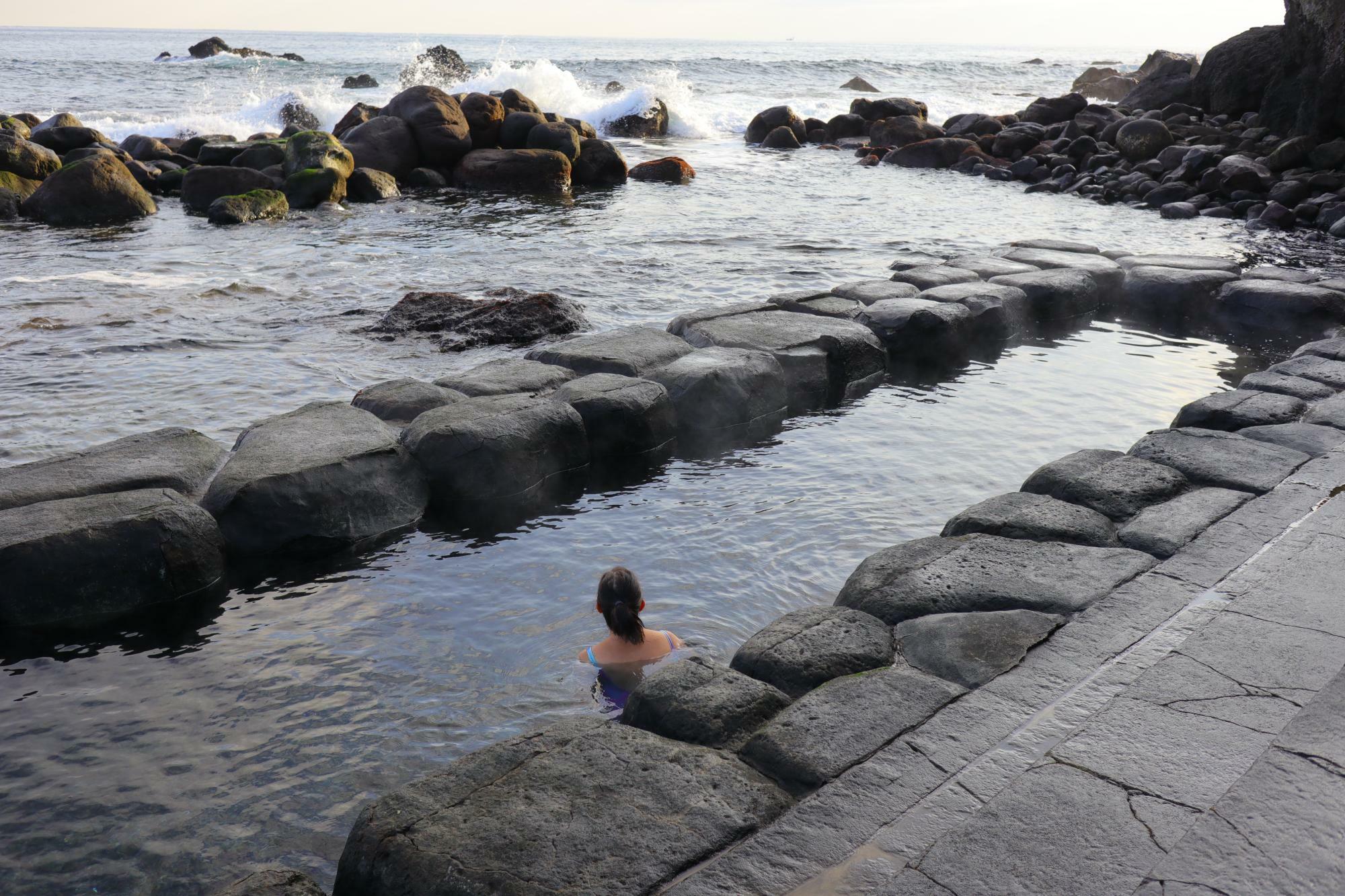 北海道の水無海浜温泉（満潮時は海に沈む温泉）は水着を着て入りました