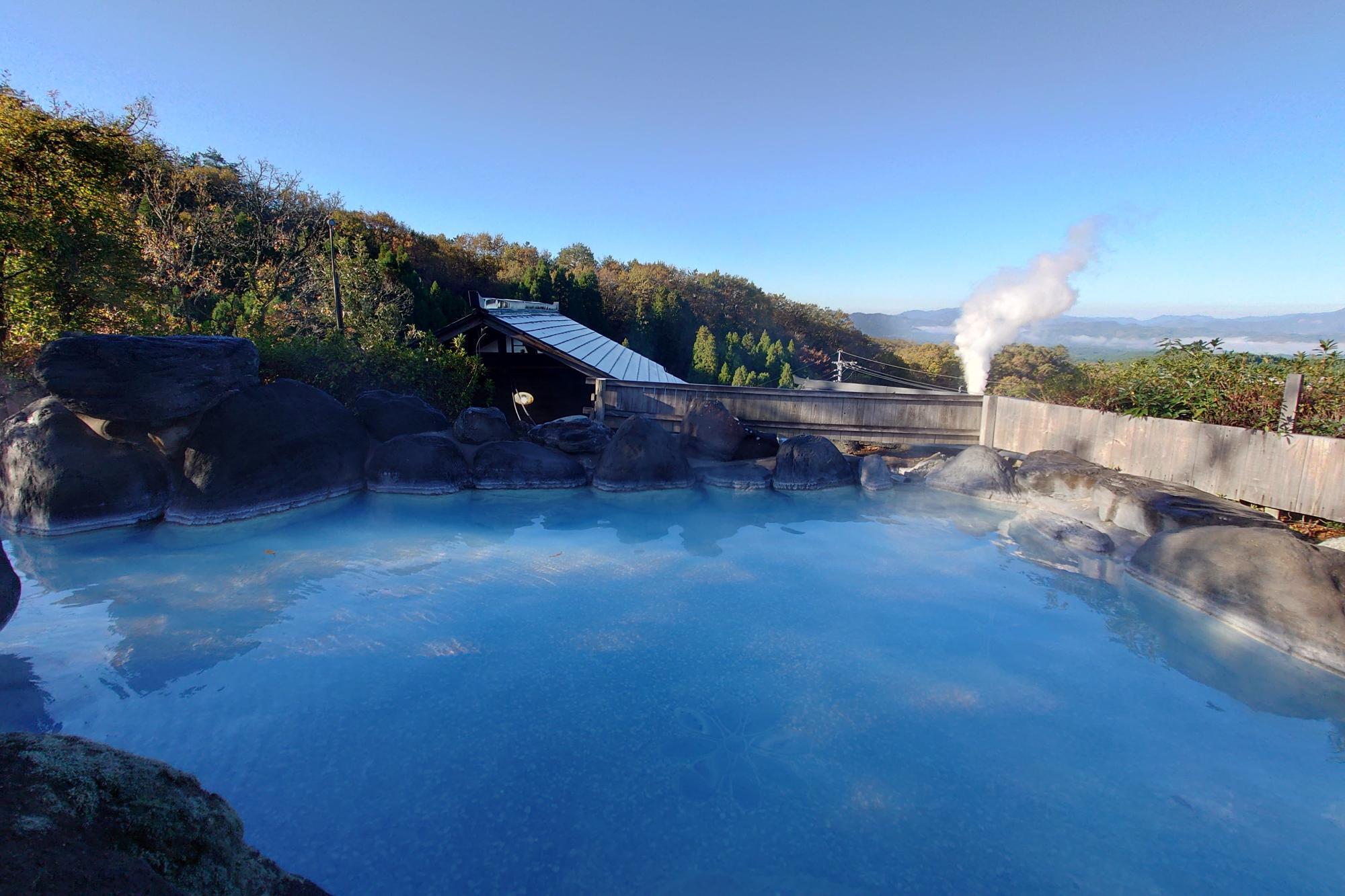 わいた温泉郷 旅館 山翠の混浴露天風呂、宿泊者は湯あみ着を無料で貸してもらえる