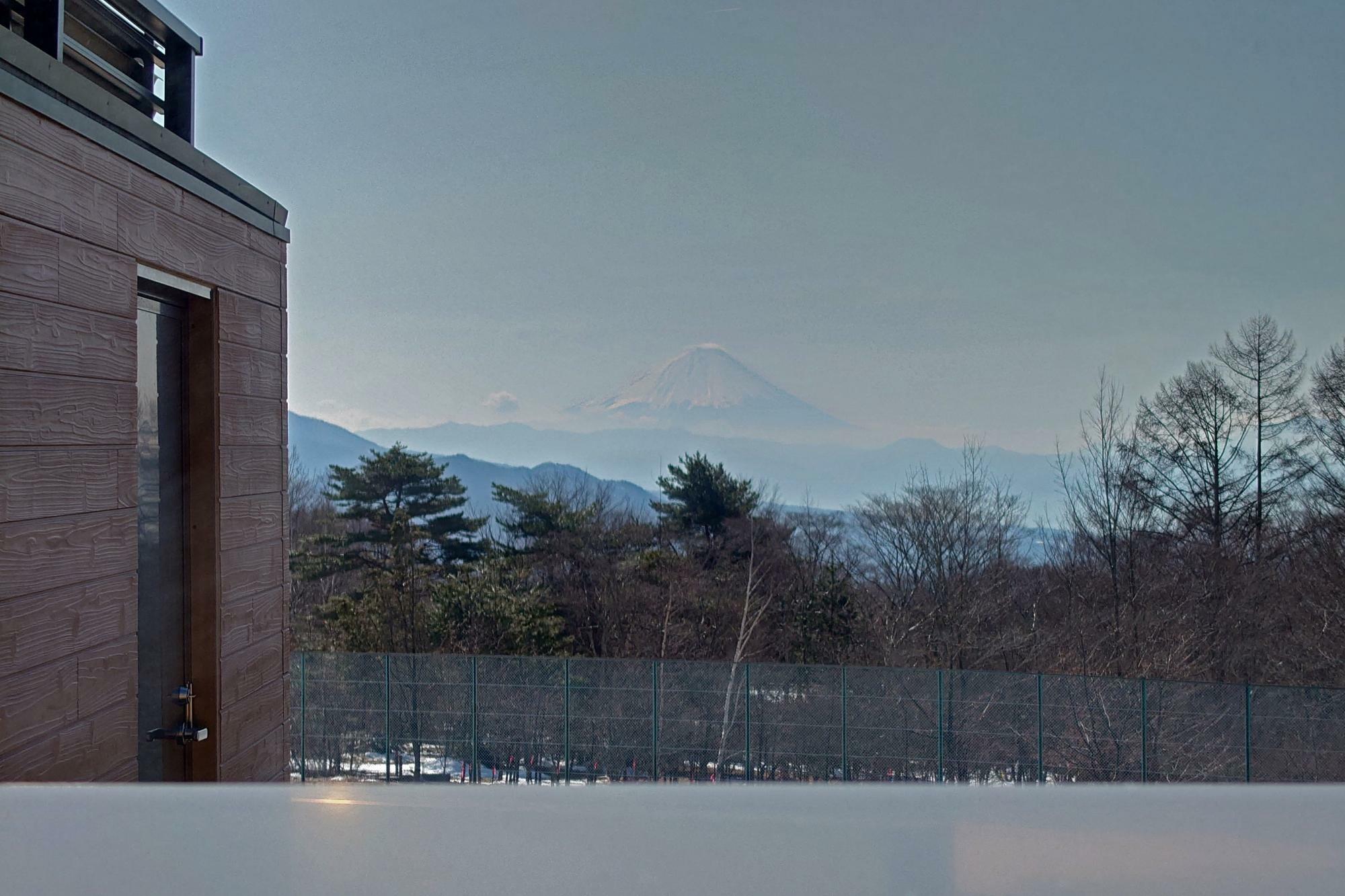 男湯のサウナの窓から見た富士山