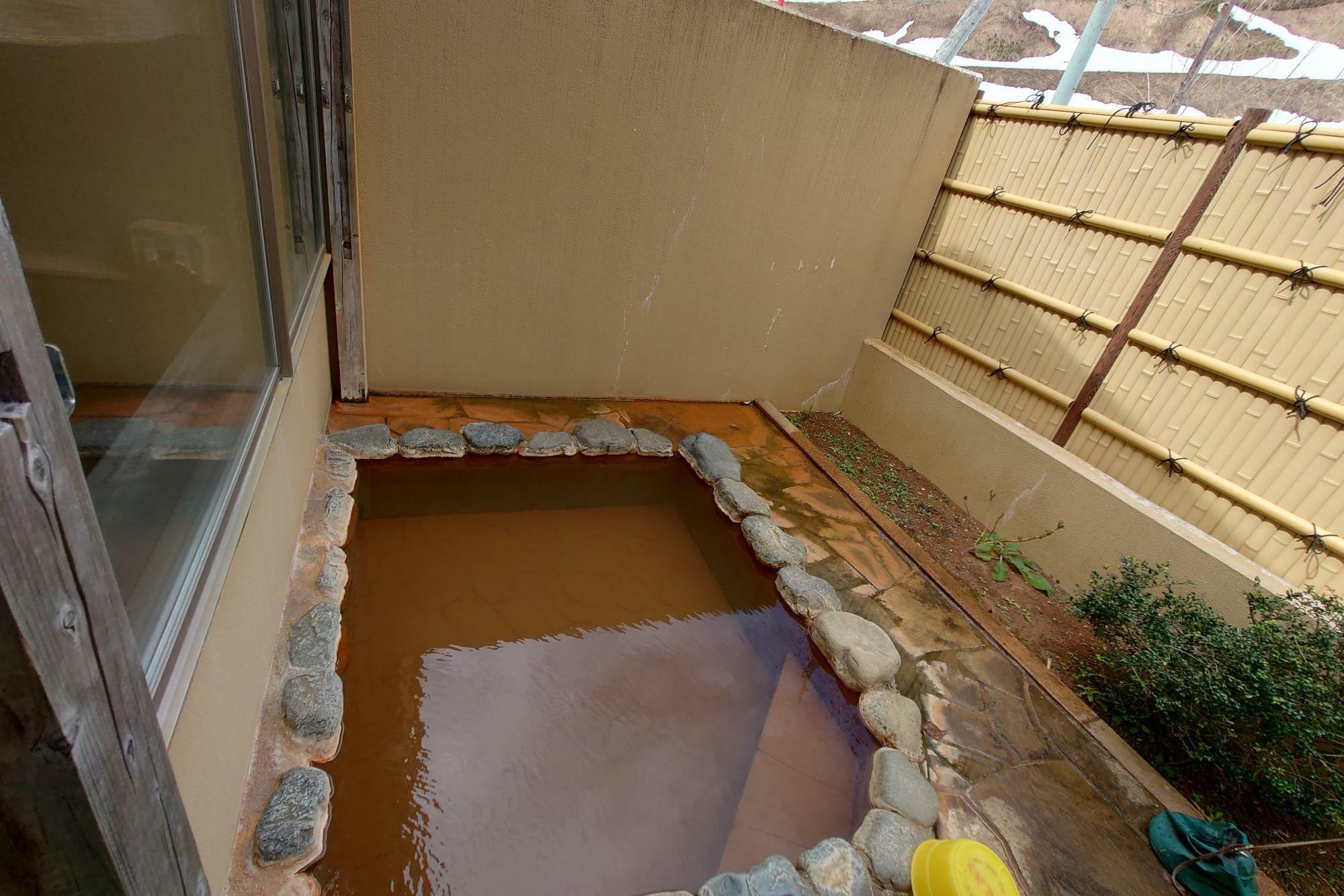 「関温泉 朝日屋旅館」の赤褐色の濁り湯