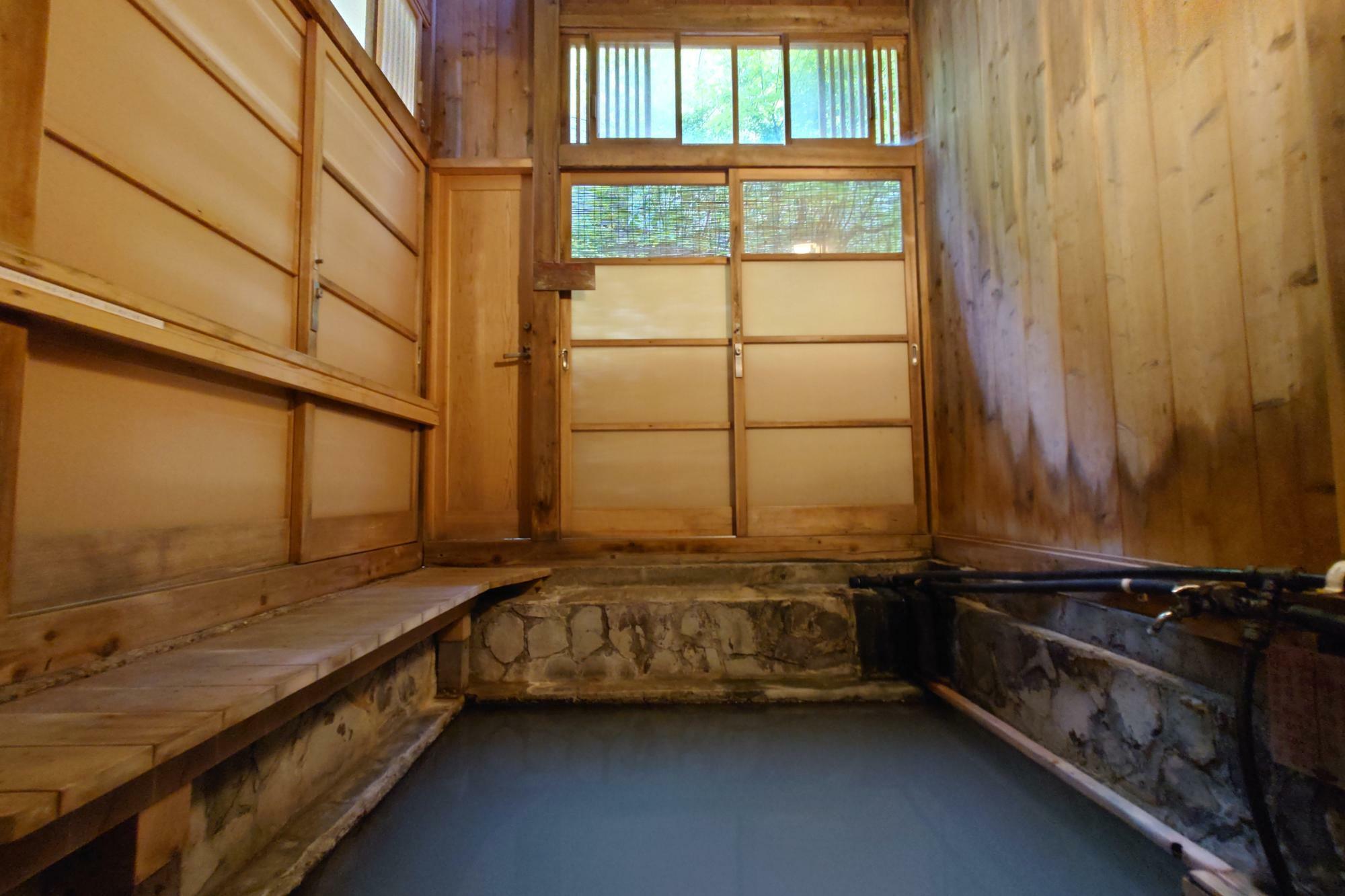 女湯の内湯、正面のドアから露天風呂に出られる