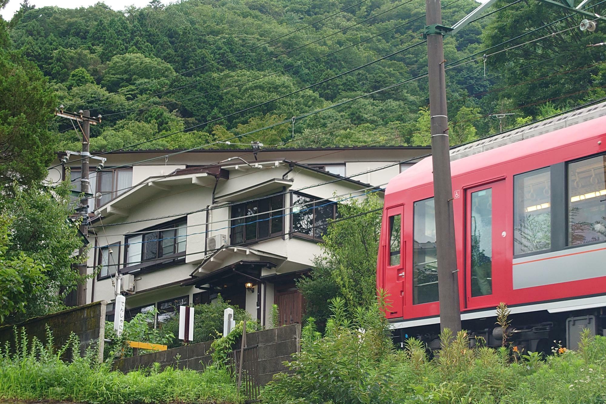 スイッチバックカフェと通り過ぎる箱根登山電車