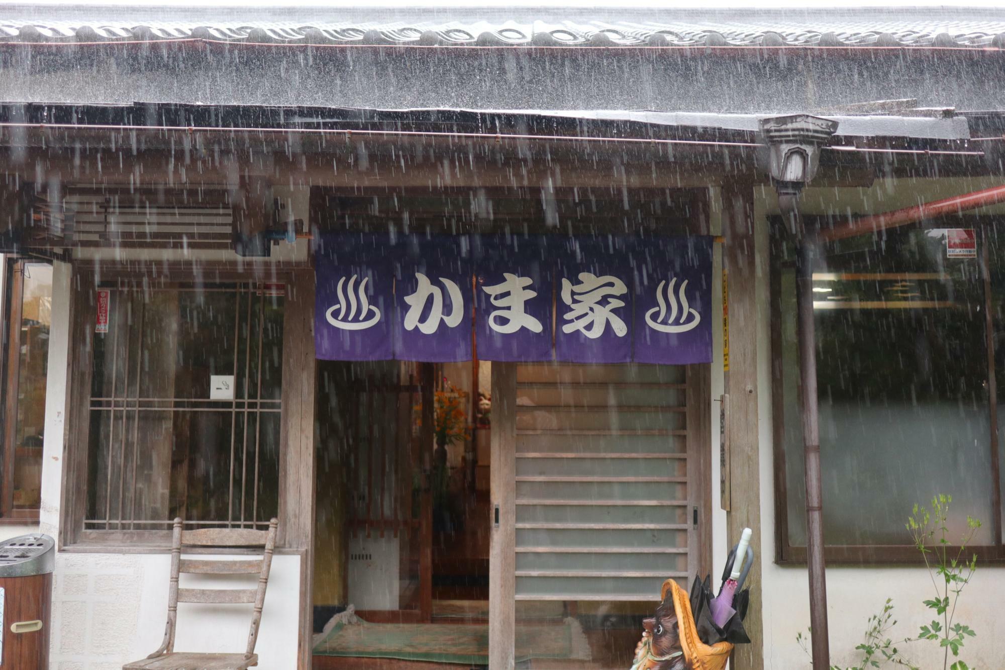 雨の日の訪問だったので雨が写っています。少しですが駐車場もあります。