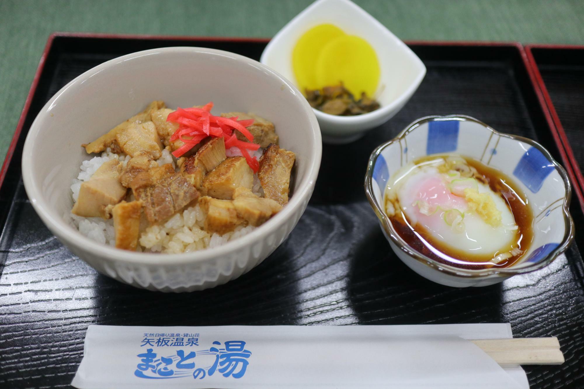 「まこと庵」のミニ丼+温泉卵