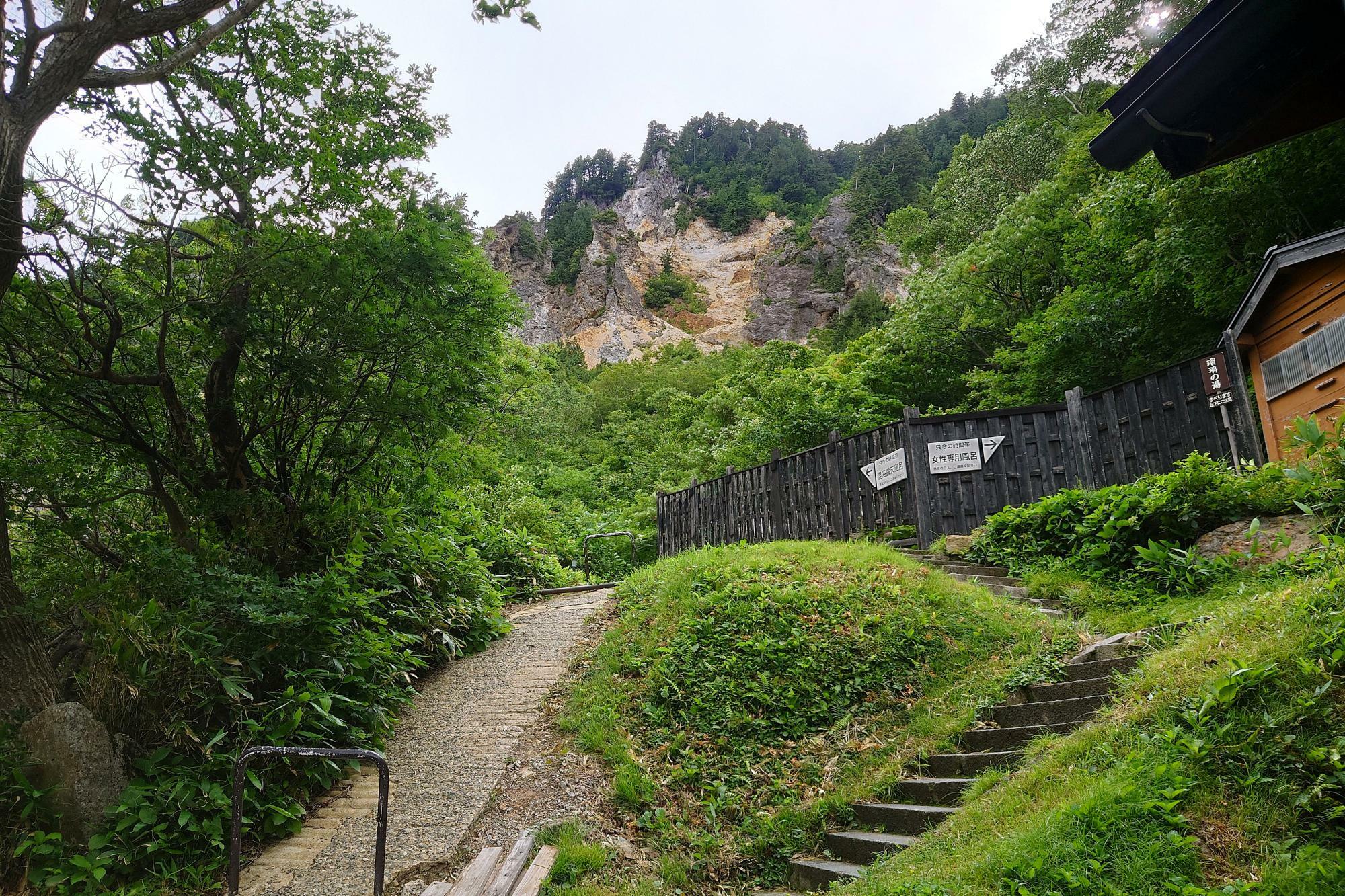 階段を上って右が「瑠璃の湯」、左が「山姥の湯」と「薬師の湯」