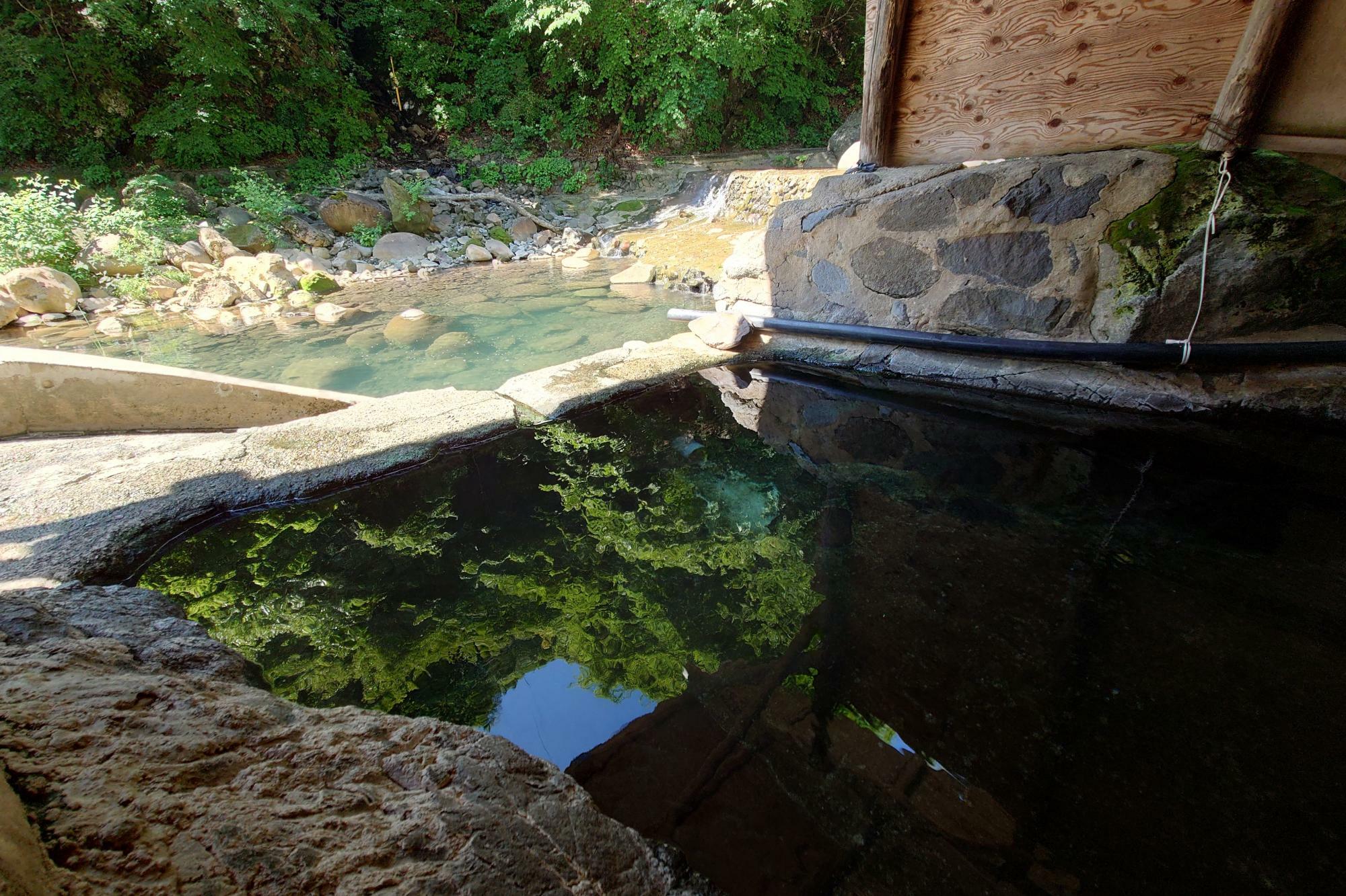 湯小屋から見た川風呂