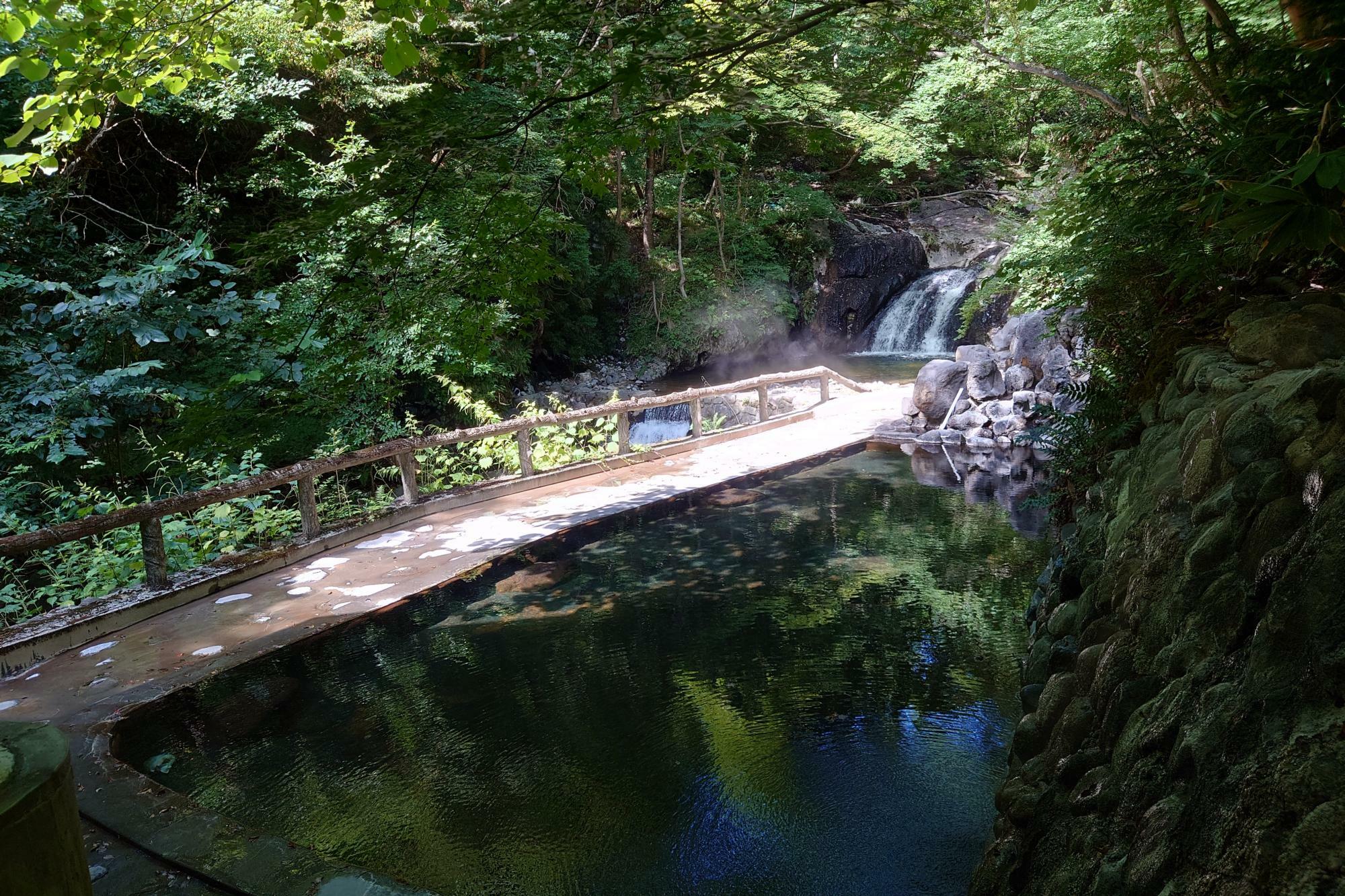 滝が間近に見える混浴露天風呂、広いです