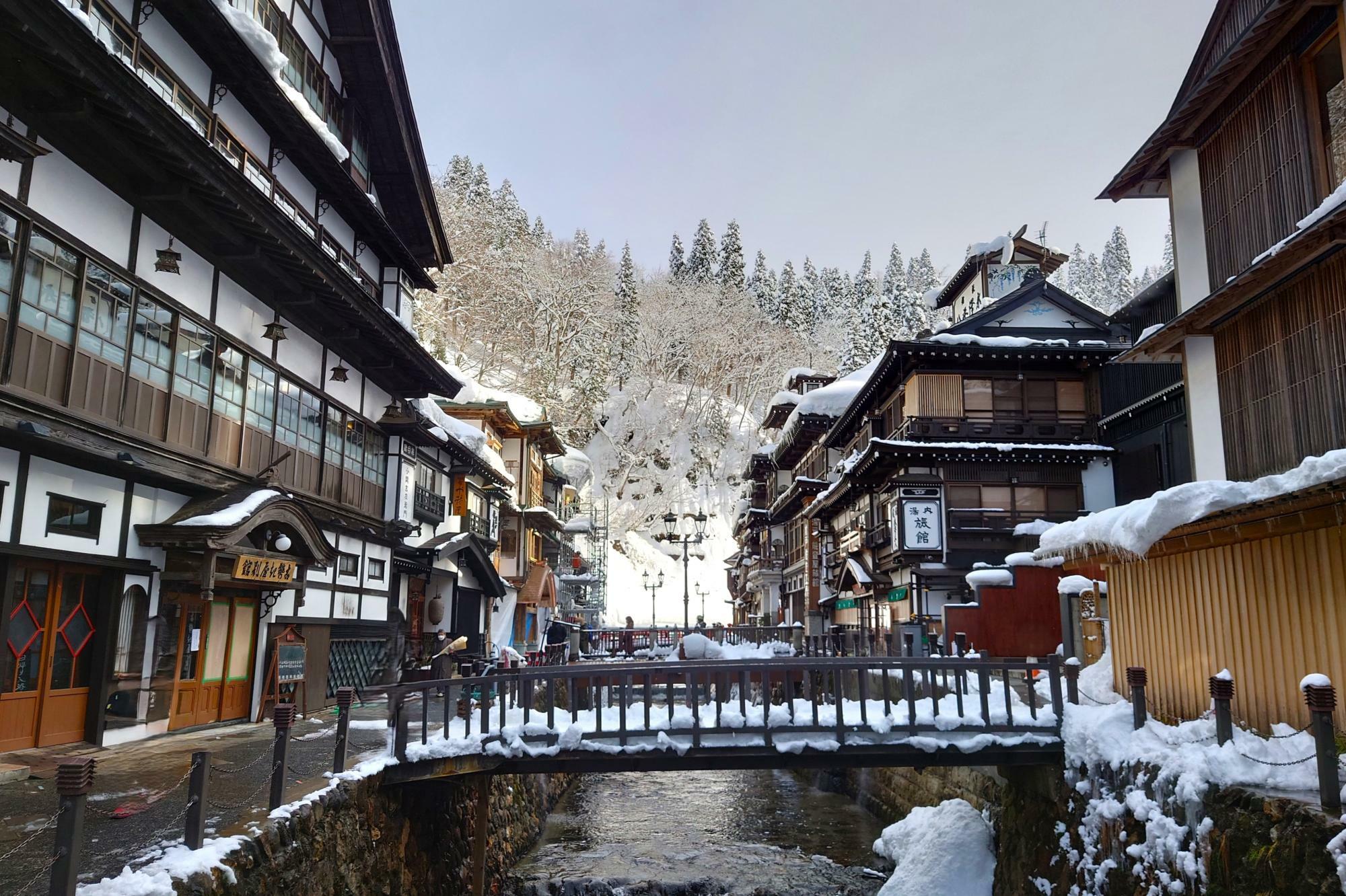 昼間の銀山温泉街