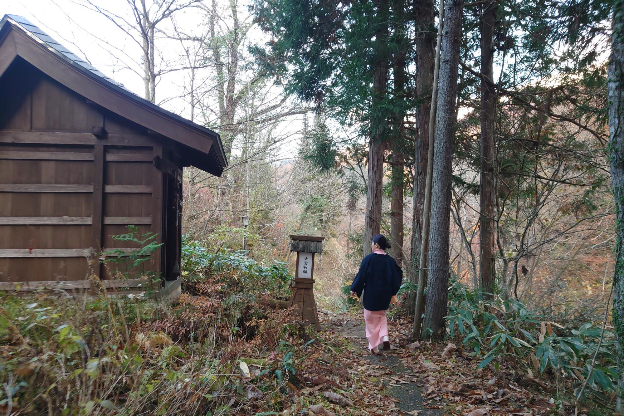 共同浴場に行く途中にある温泉神社