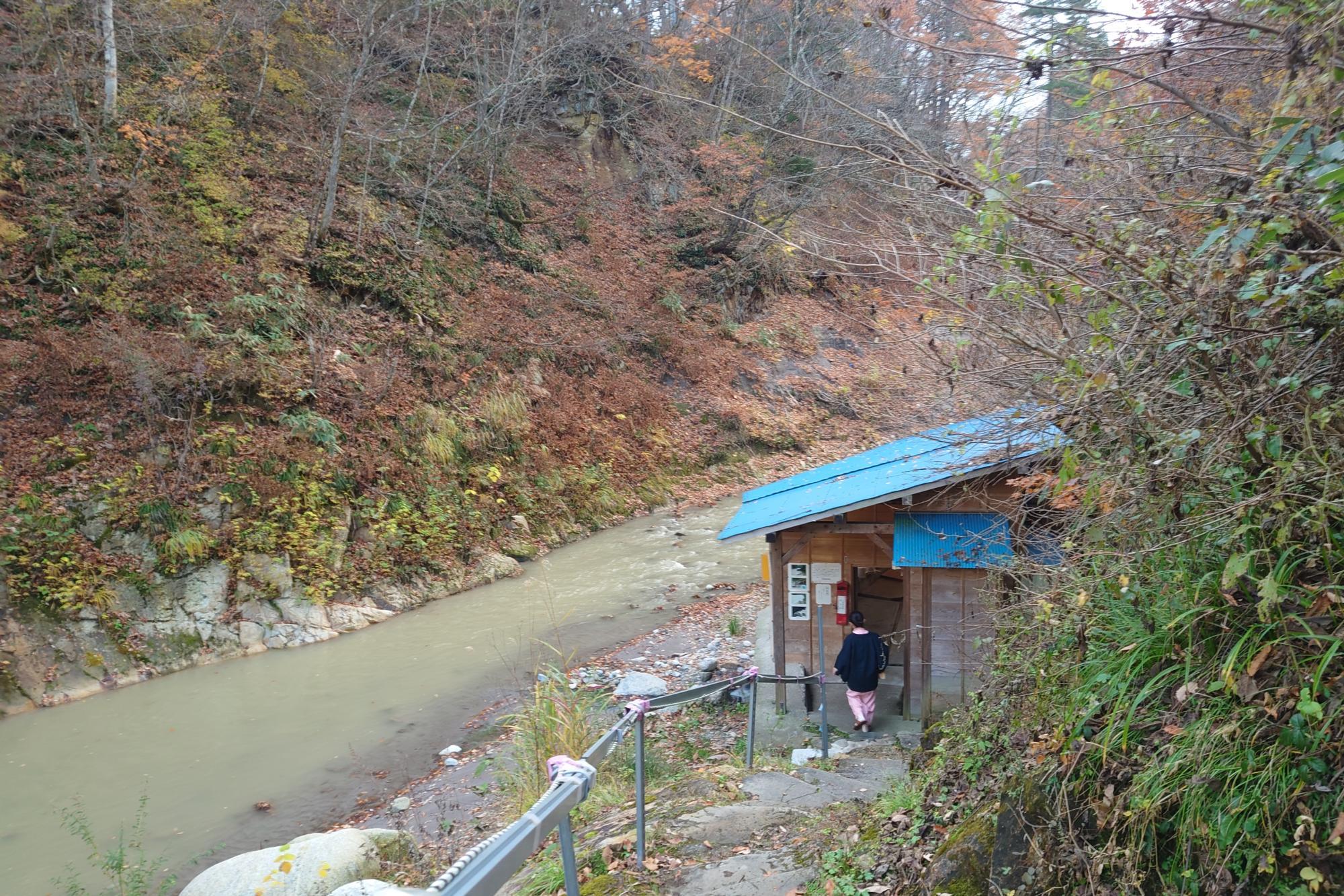 川沿いの木賊温泉共同浴場「岩風呂」